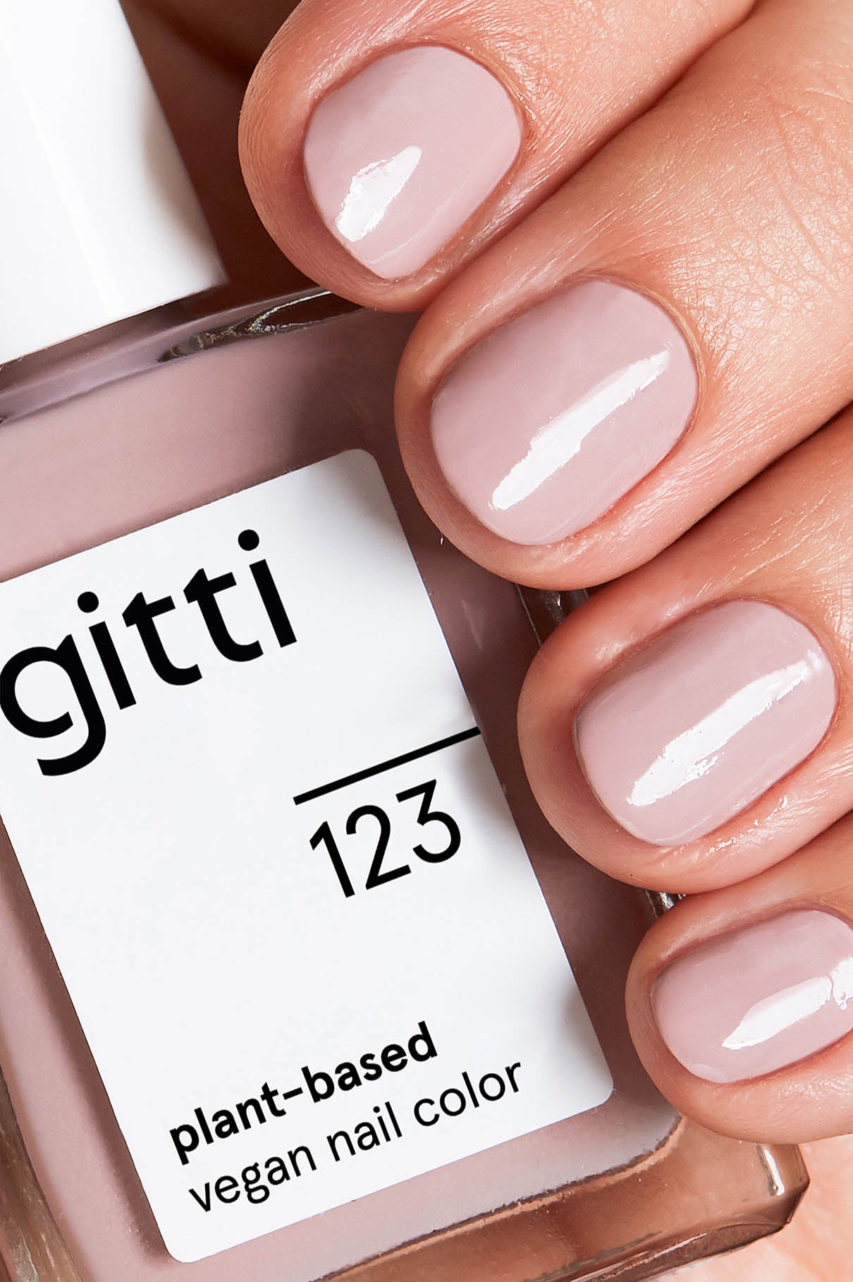 gitti no. 123 Helles Lavendel, vegan, pflanzenbasierte Nagelfarbe, Nagellackflasche und Maniküre