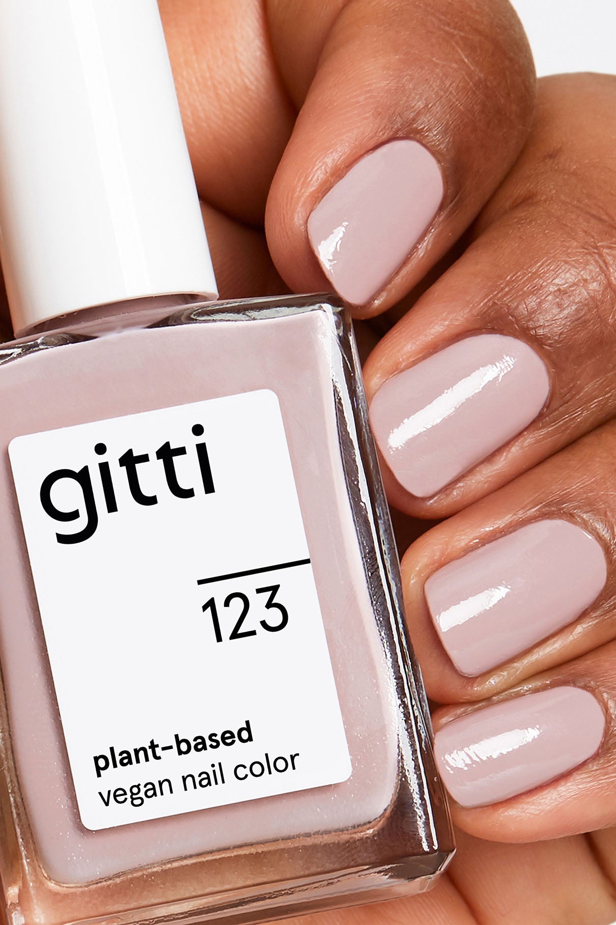 gitti no. 123 Helles Lavendel, vegan, pflanzenbasierte Nagelfarbe, Nagellackflasche und Maniküre