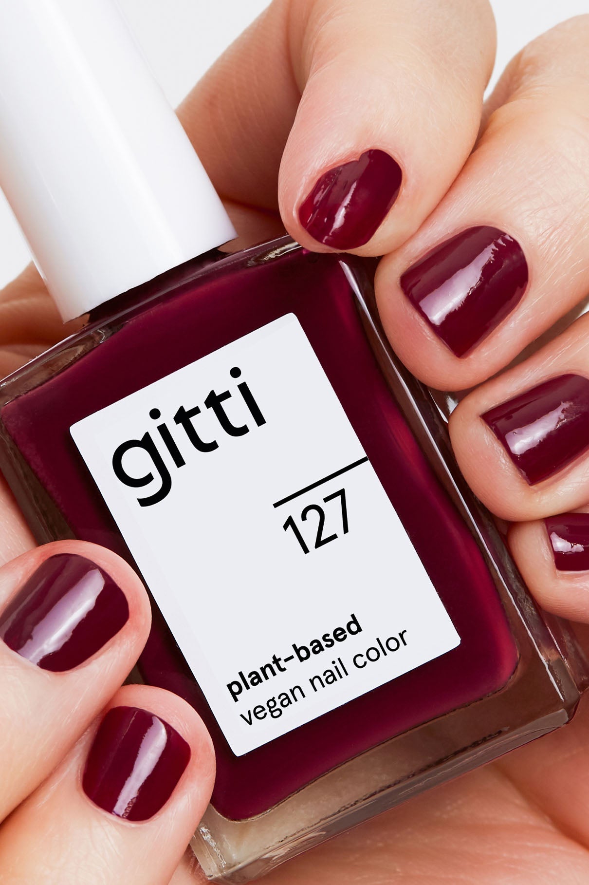 gitti no. 127 Pflaumenrot, vegan, langanhaltend und pflanzenbasierte Nagelfarbe, Nagellackflasche und Maniküre