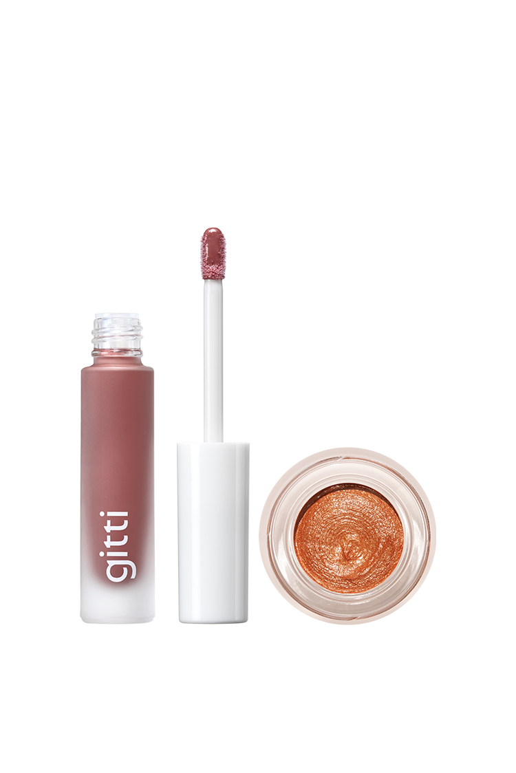 Ein offenes Lip & Cheek Duo mit weißer Kappe und Spachtel steht neben einem Tiegel mit kupferfarben schimmerndem Cremelidschatten - ideal, um einen abgestimmten Look für Lippen und Augen zu kreieren.