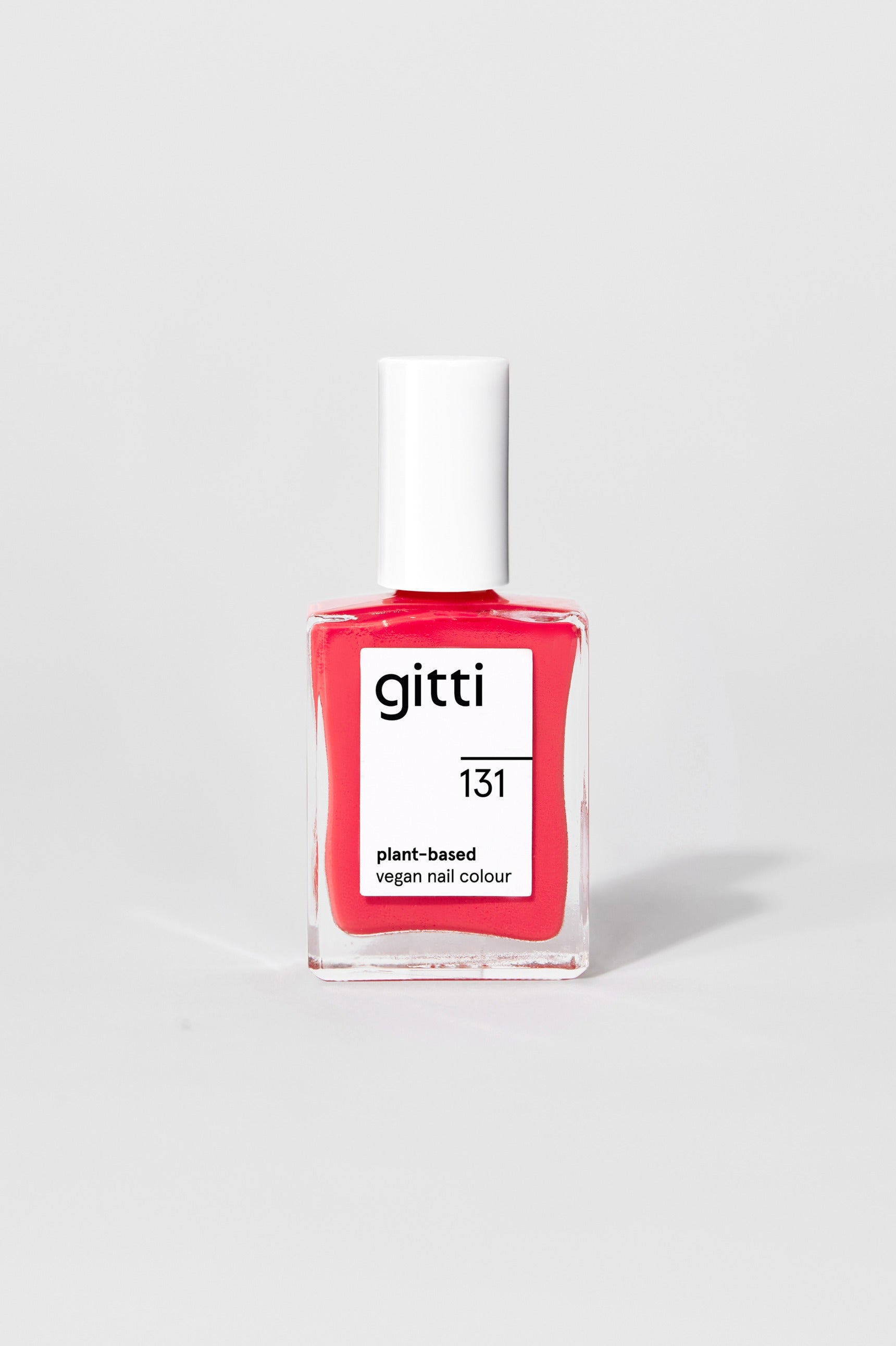 Eine Flasche gitti no. 131 pflanzliche vegane Nagelfarbe, ein intensiver, leuchtend roter Farbton, mit weißer Kappe vor einem schlichten, hellen Hintergrund.
