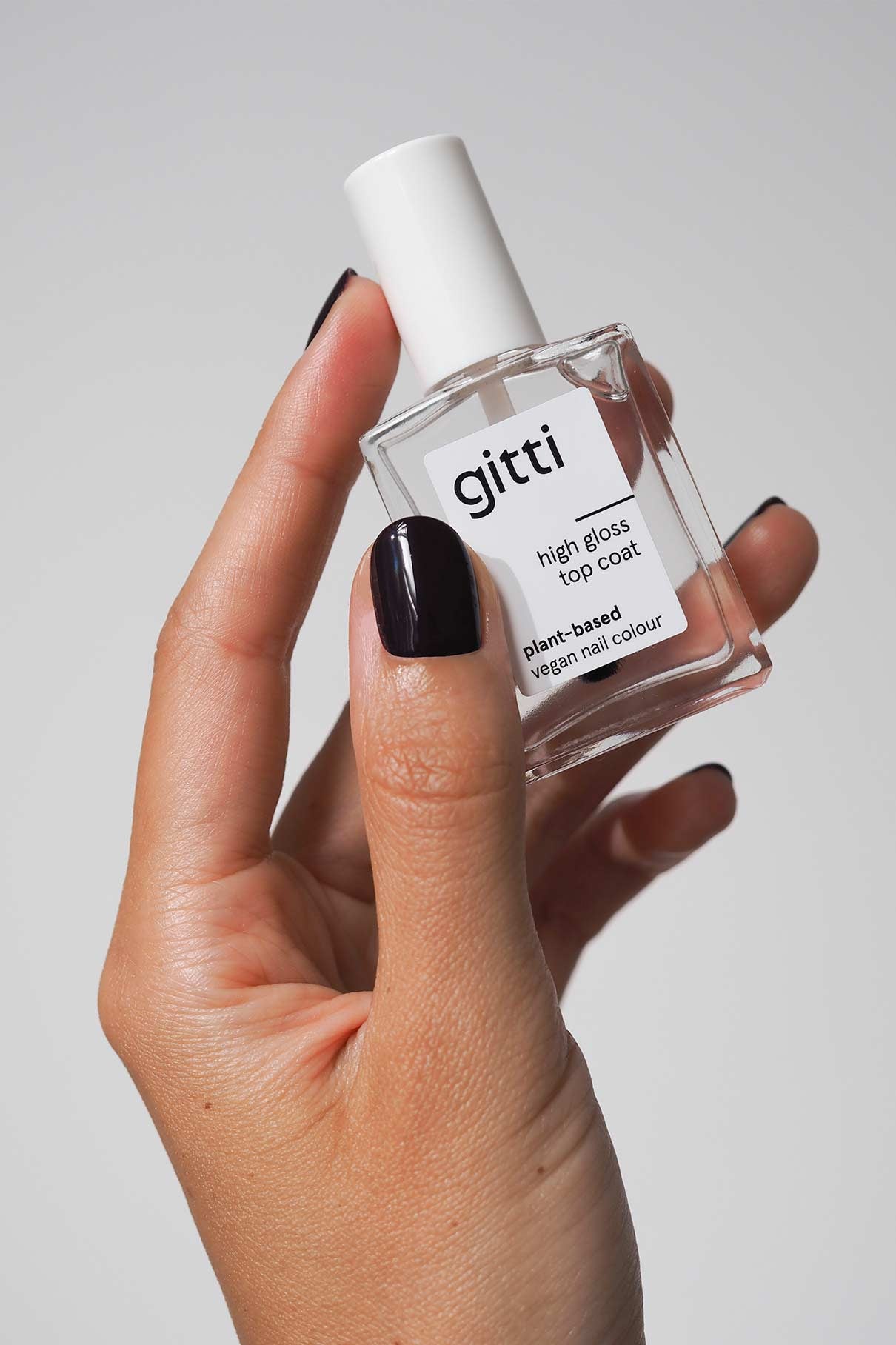 Maniküre mit gitti no. 012, Dark Plum und gitti High Gloss Top Coat