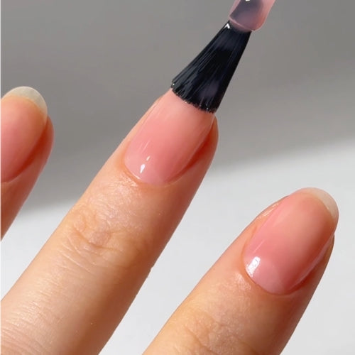 Nail Juice Pink Guava Step 1: Auftrag auf sauberen Nägeln