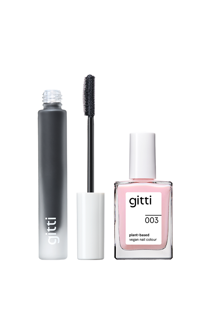 Eine Tube gitti Mascara mit offenem Zauberstab sitzt neben einer Flasche pflanzenbasierter Nagelfarbe 003 und bildet zusammen das Colour Up Duo - ein ideales Set für Liebhaber natürlicher Schönheit.