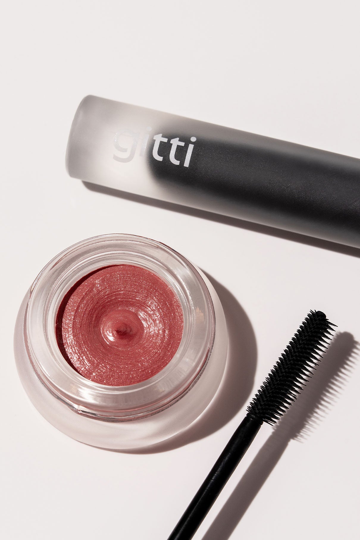 Das Cheek & Lash Duo, bestehend aus Gitti Mascara und der rosafarbenen Velvet Cheeks Creme, bildet das perfekte Set auf einer weißen Fläche.