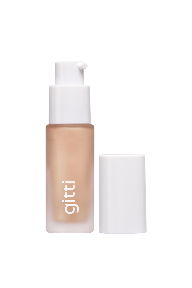 Ein mattierter Glasflakon mit weißem Pumpspender und Deckel, beschriftet mit gitti All Glow, enthält beigen flüssigen Highlighter für einen strahlenden, multifunktionalen Glow.