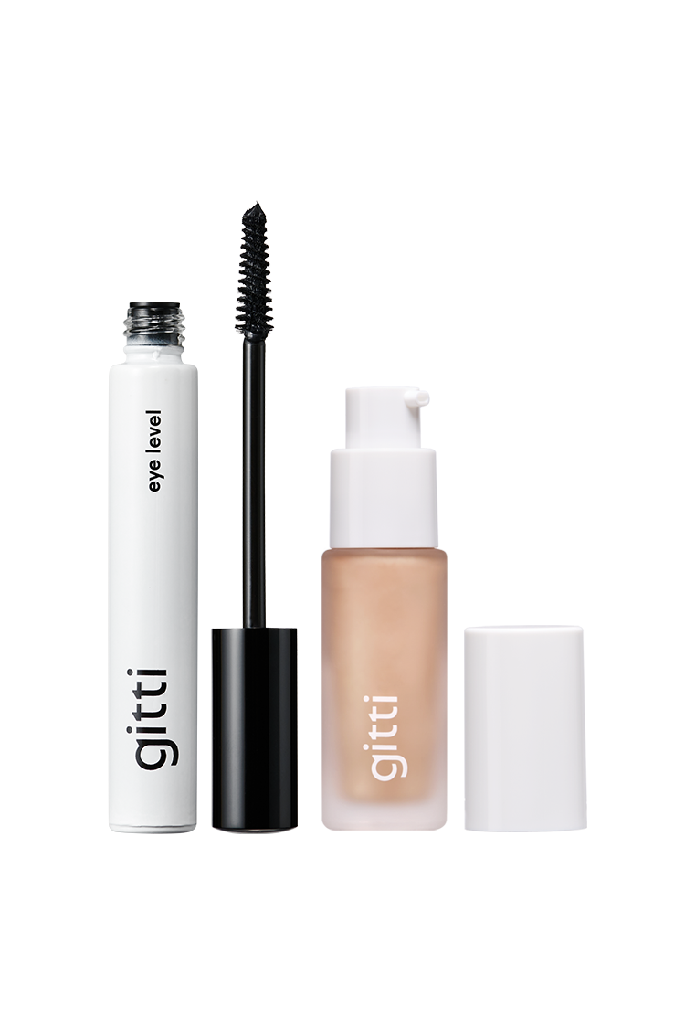 Eine Tube gitti Mascara mit Zauberstab und ein geöffnetes Fläschchen Flüssigfoundation werden gemeinsam präsentiert - das perfekte Duo im Fresh Up Set für jeden Make-up-Look.
