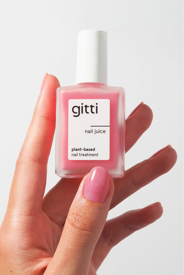Nail Juice Flasche und Maniküre