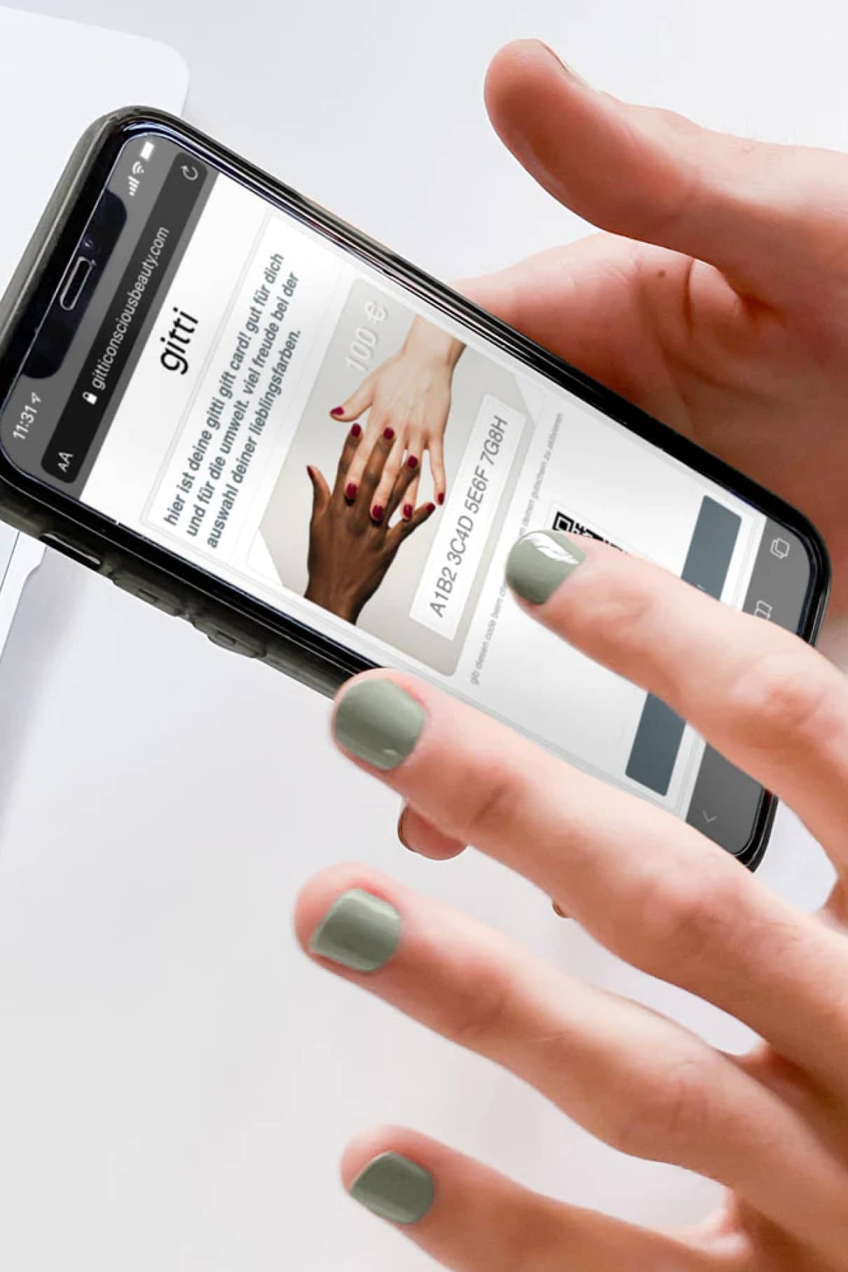 Eine Person mit hellgrünem Nagellack blättert auf ihrem Smartphone in einem Artikel über stylische Nägel - möglicherweise auf der Suche nach dem perfekten Digitalen Geschenkgutschein für eine Freundin, die trendige Maniküren liebt.