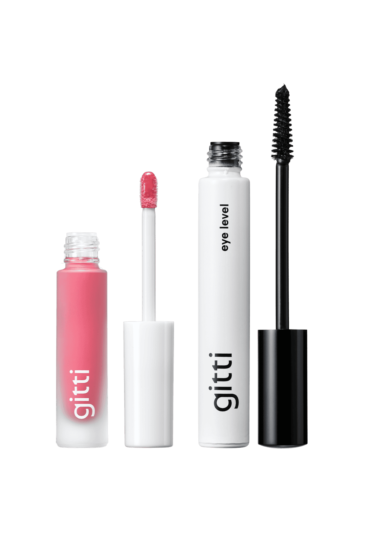 Das Lip & Lash Duo besteht aus zwei offenen Kosmetika: links ein pinkfarbener Lip Glaze mit Applikator und rechts eine schwarze Mascara mit Bürste, beide mit der Aufschrift gitti.