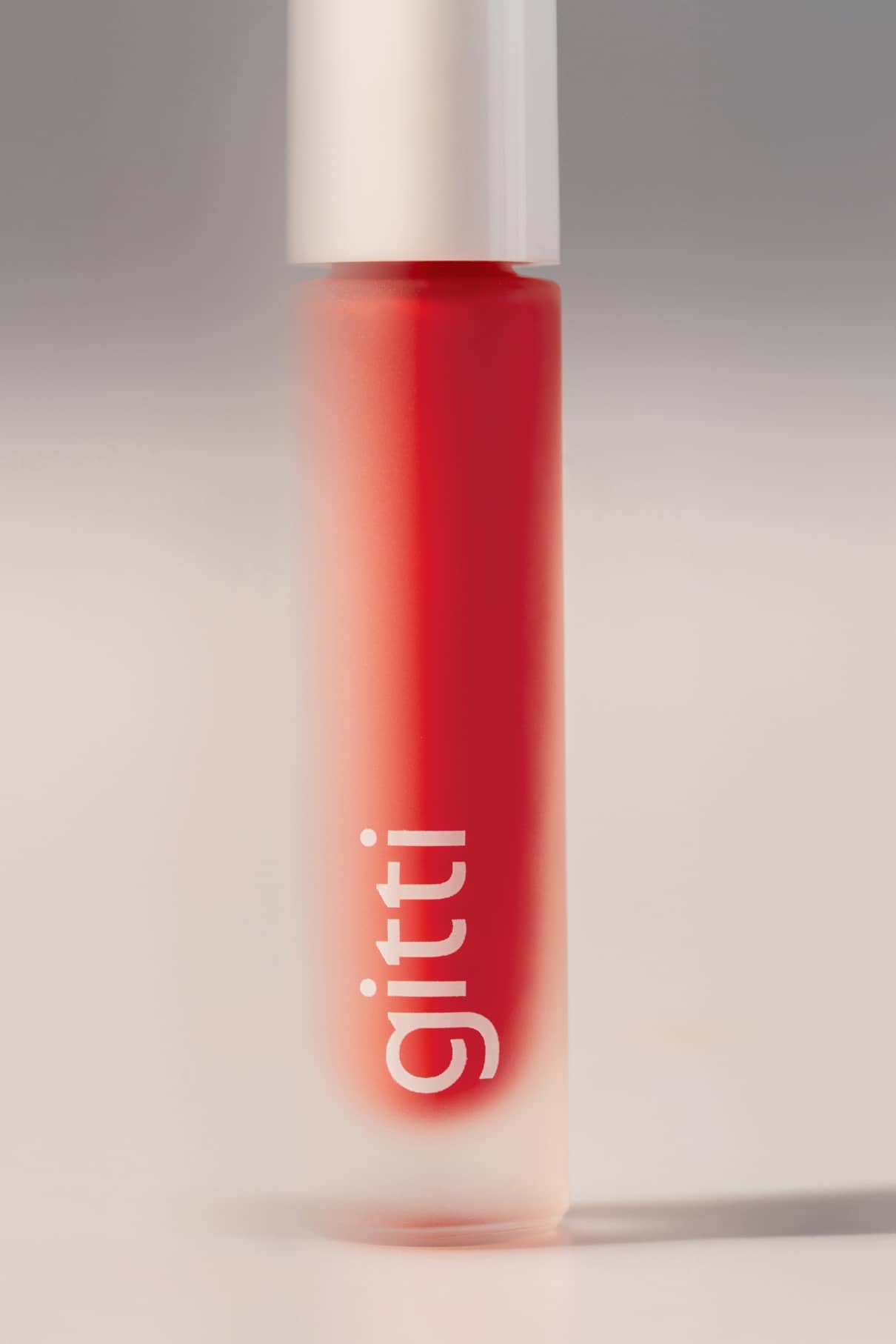 Lip Glaze no. 02 kommt in einer mattierten Glastube mit weißer Kappe und vertikal aufgedrucktem Gitti und liefert ein hochglänzendes Finish für einen unwiderstehlichen, glänzenden Look.