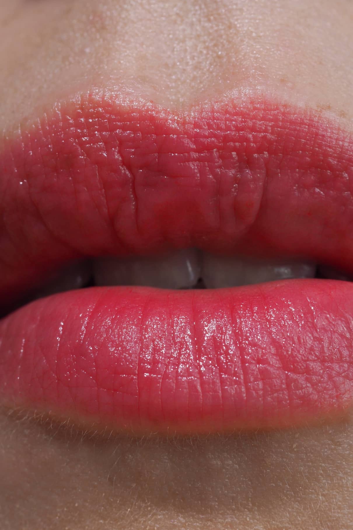 Nahaufnahme der Lippen mit Lip Sync Refill Nr. 02, zeigt die natürliche Hautstruktur und feine Lippenlinien - ideal für kühle Hauttypen oder alle, die zu pinkfarbenen Tendenzen neigen.