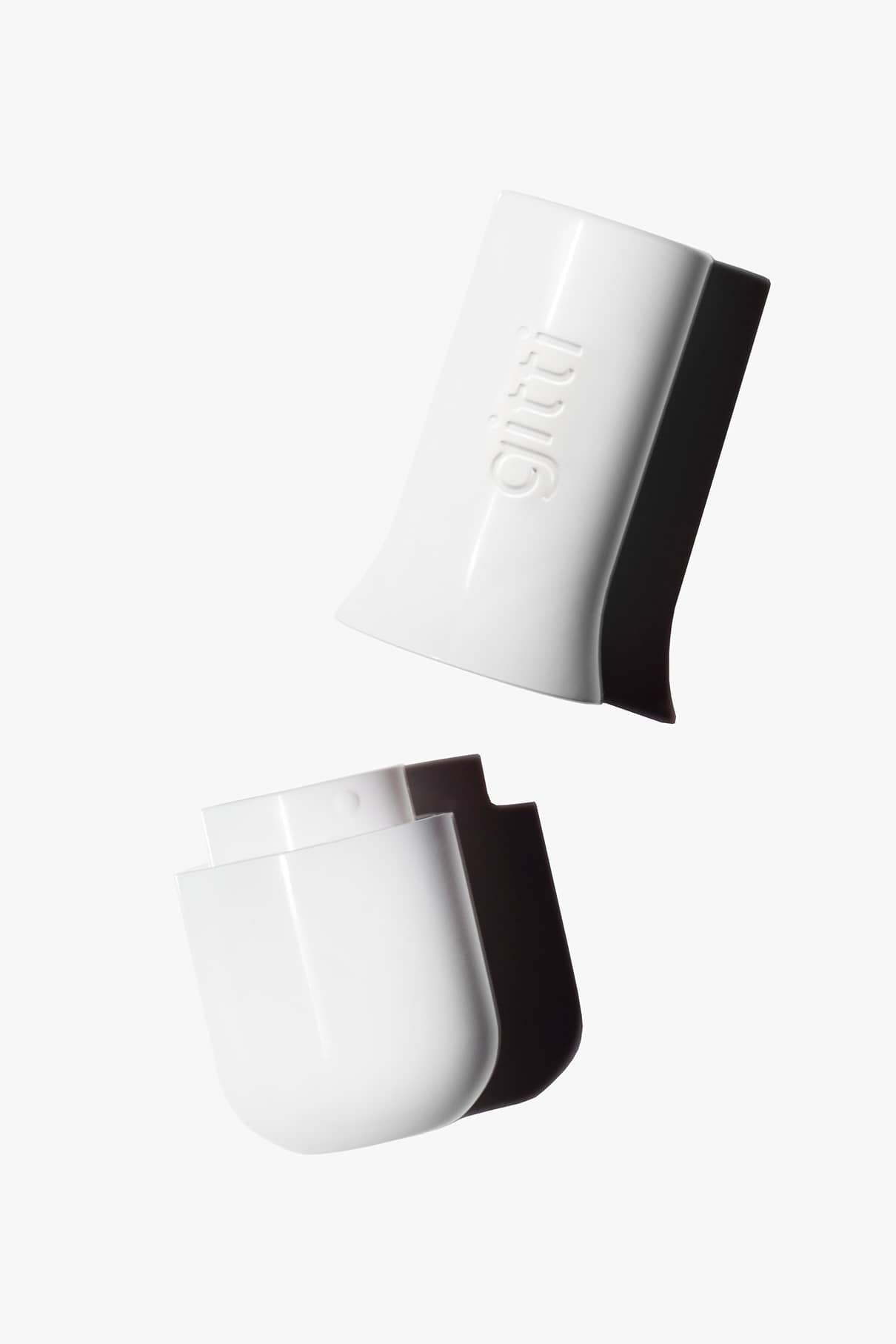 Ein minimalistisches, strapazierfähiges weißes Lip Sync Case mit abnehmbarem Deckel, auf dessen Seite das Wort "gluti" eingeprägt ist.