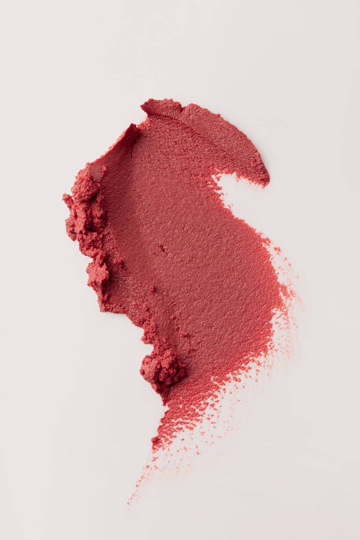 Ein Abstrich von Beerenrot rot Velvet Cheeks no. 01 wird auf eine weiße Fläche aufgetragen.