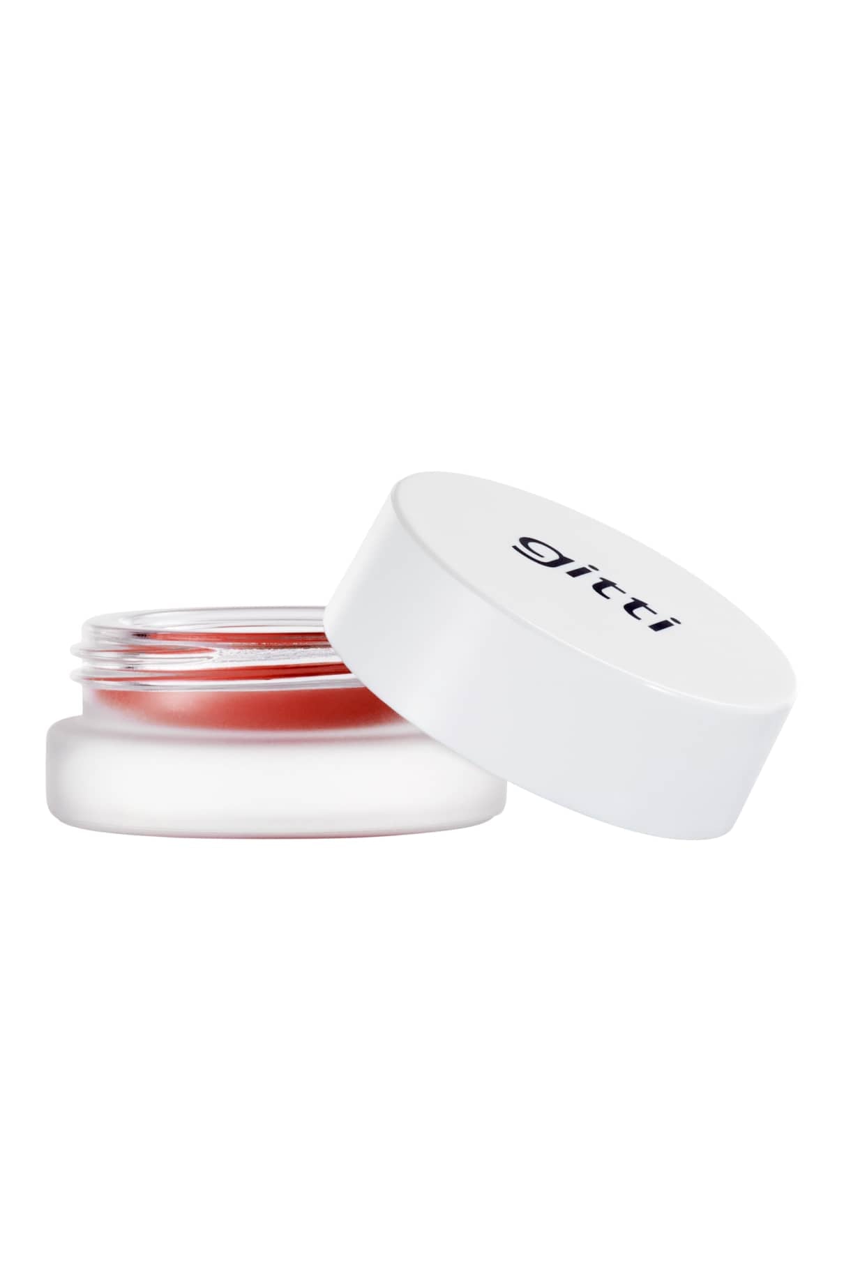 Ein kleiner Glastiegel mit weißem Deckel, beschriftet mit gitti, enthält Velvet Cheeks no. 01 Mousse-Blush in einer roten, silikonfreien Formel. Der Deckel ist teilweise geöffnet, um das kosmetische Produkt im Inneren zu enthüllen.