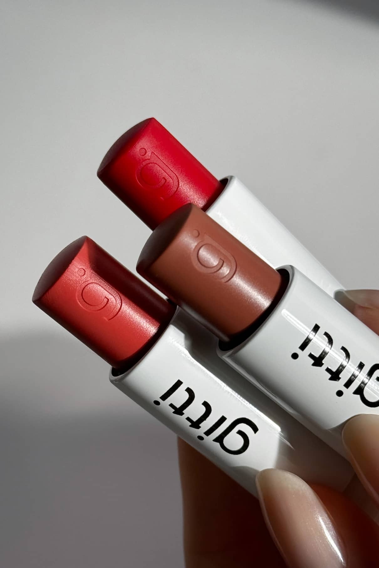Das Celebration Trio besteht aus drei Lippenstiften in Rot-, Nude- und Korallentönen, die jeweils mit einer charakteristischen Prägung versehen sind - ideal, um sie mit Ihrer Lieblingsmascara für einen makellosen Look zu kombinieren.