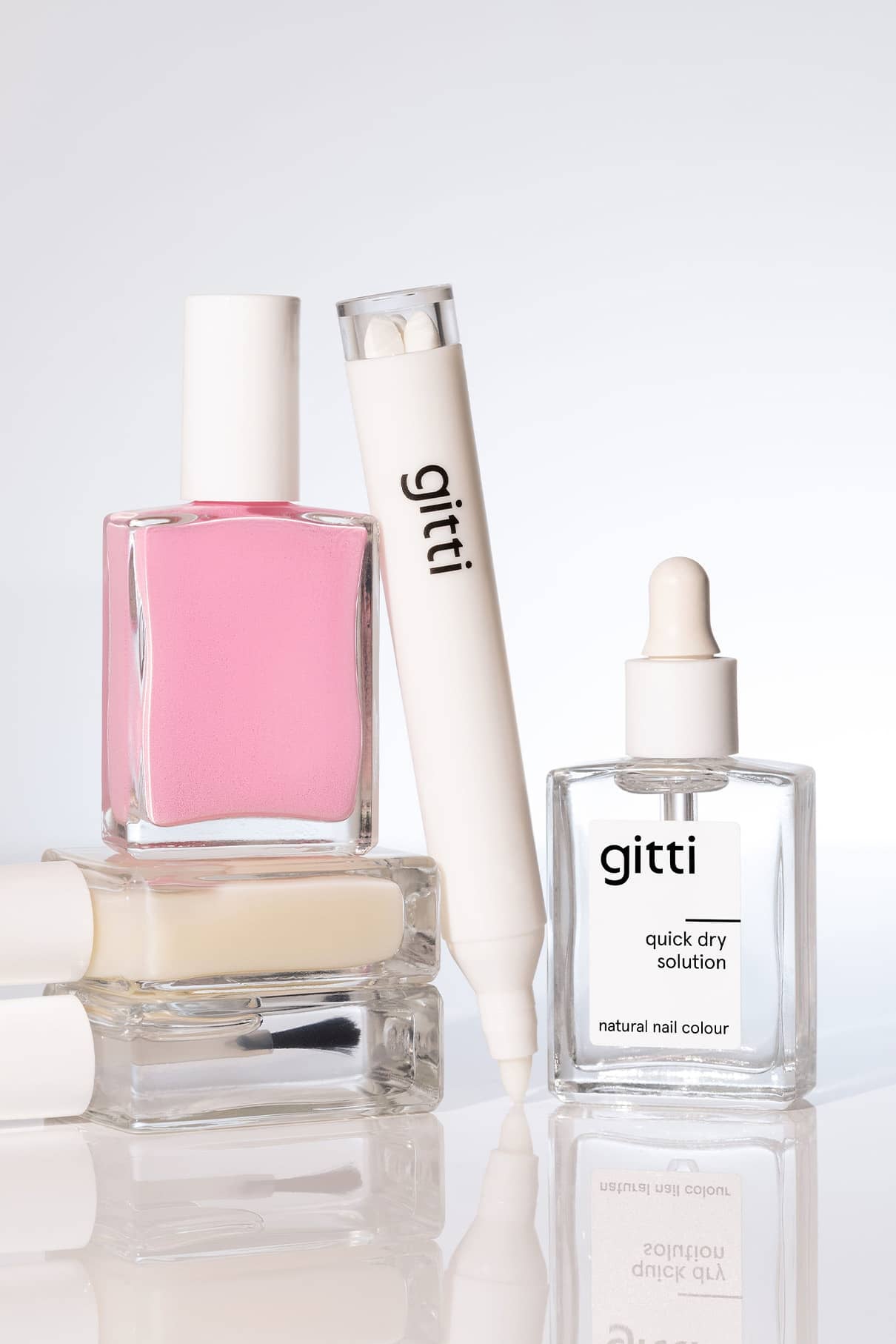 Das Perfect Finish Set enthält einen rosafarbenen Nagellack, einen stiftförmigen Applikator, eine schnell trocknende Lösung, einen hochglänzenden Überlack und durchsichtige Lackflaschen - alles auf einem weißen Hintergrund.