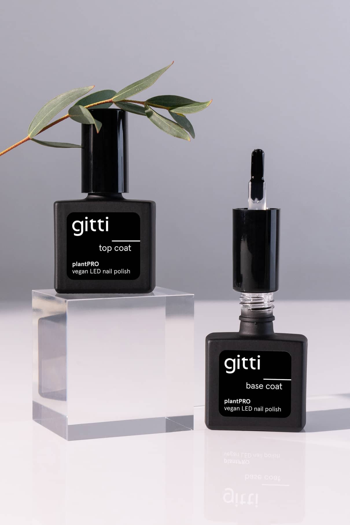 Das plantPRO Refill Set enthält zwei vegane LED-Nagellacke von gitti - Top Coat und Base Coat - mit einem Pflanzenstamm, der auf der Top Coat Flasche ruht und das perfekte Duo für die Vorbereitung der Nägel vor der Soak-off Remover-Routine bildet.