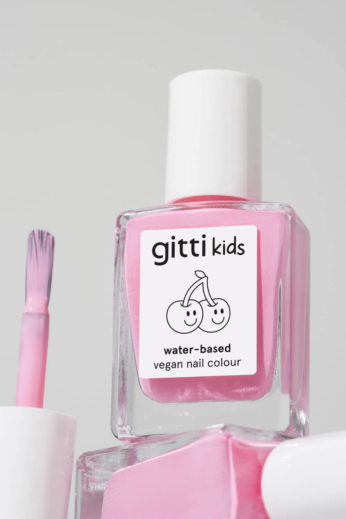 Eine Flasche gitti kids no. 05 bietet kinderfreundliche, rosa Nagelfarbe, die sicher und perfekt für die Kleinen ist.
