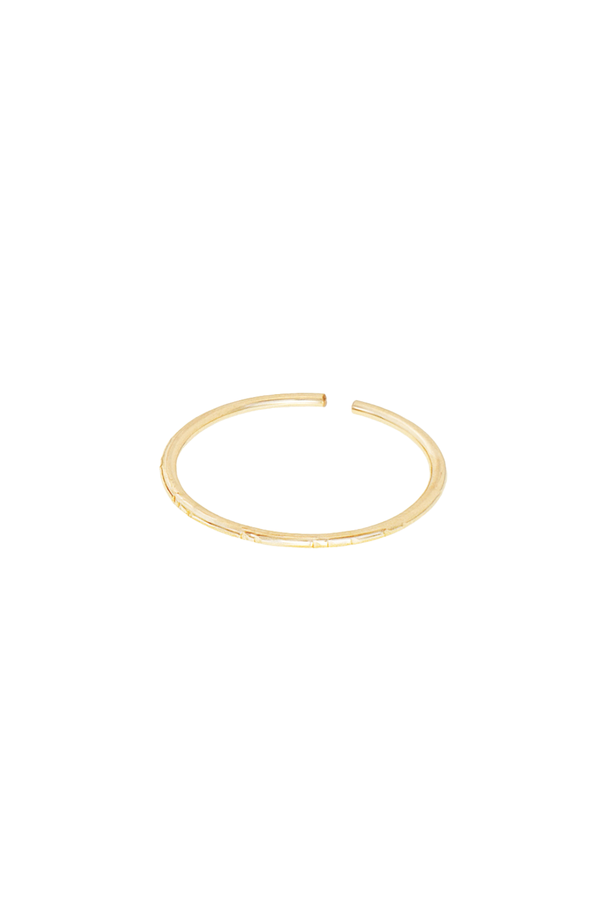 Ein dünnes, goldenes, offenes Armband mit minimalistischem Design auf weißem Hintergrund, das perfekt mit dem Makaro Pontey Ring kombiniert werden kann und einen eleganten Touch verleiht.