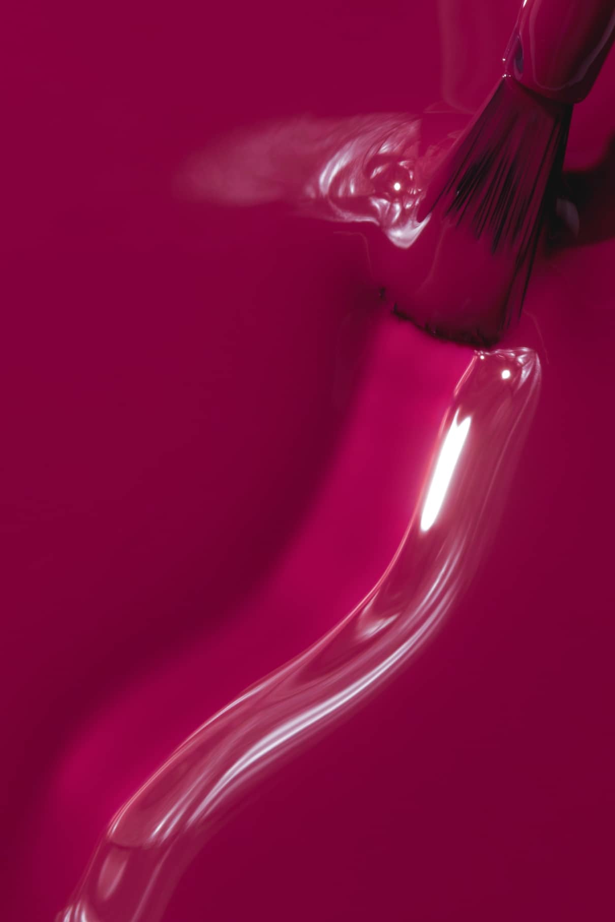 Eine Nahaufnahme eines Pinsels, mit dem gitti no. 027, ein leuchtendes Fuchsia-Pink, in einem glatten, fließenden Strich für ein glänzendes, lebendiges Finish.