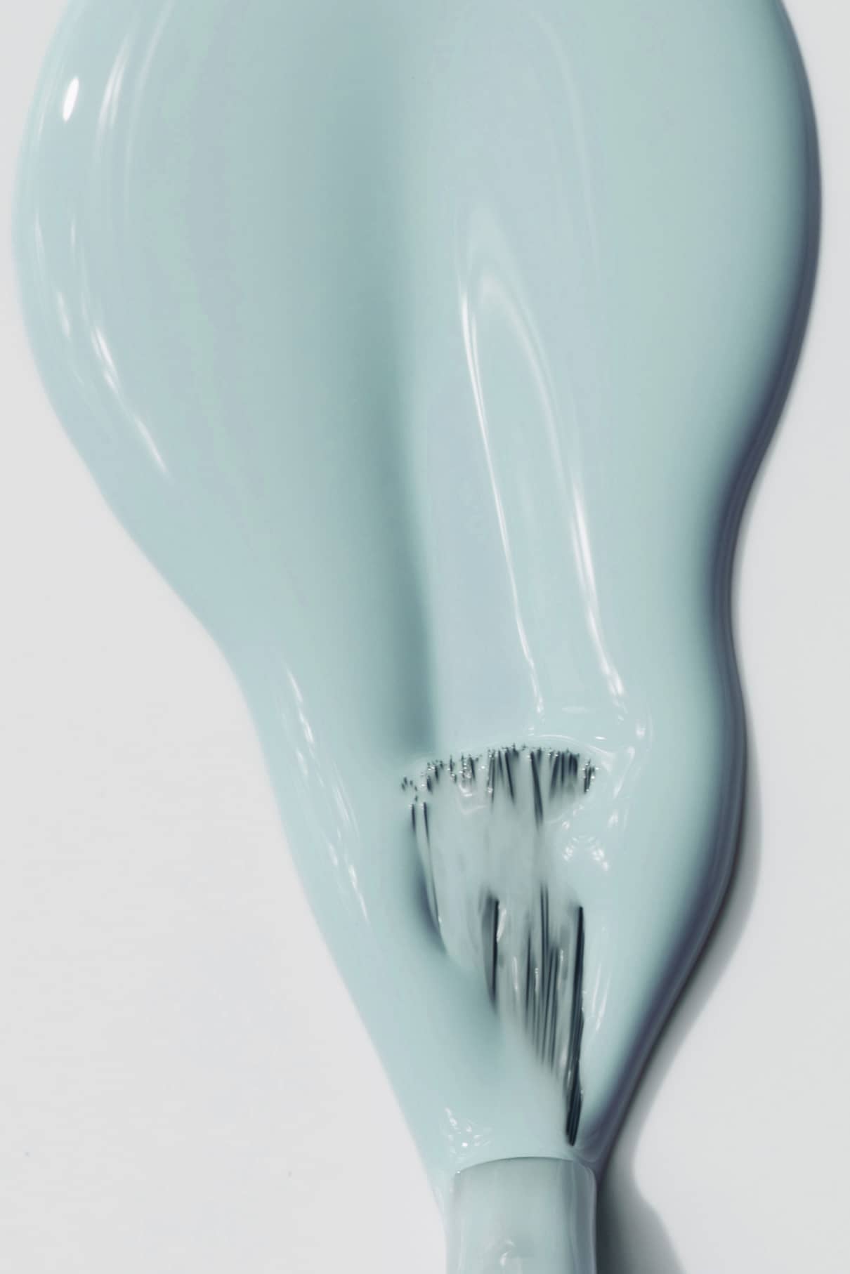Nahaufnahme eines Pinselstrichs von gitti no. 037 - ein leuchtendes Blau mit kühlen Untertönen - auf einer weißen Fläche, mit sichtbaren Borstenspuren an einem Ende.