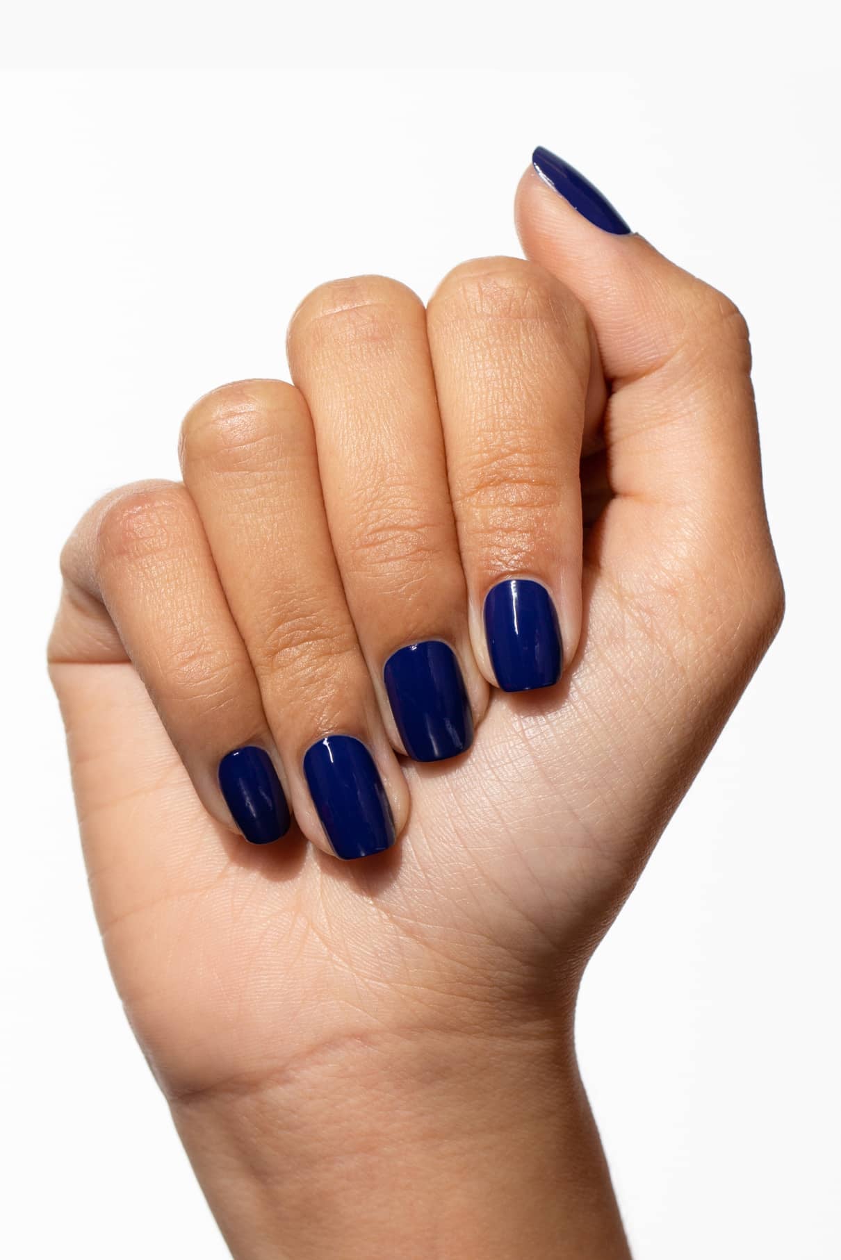 Eine Hand mit sauber manikürten Nägeln, lackiert mit glänzendem Gitti No. 108 Nagellack vor einem schlichten weißen Hintergrund.