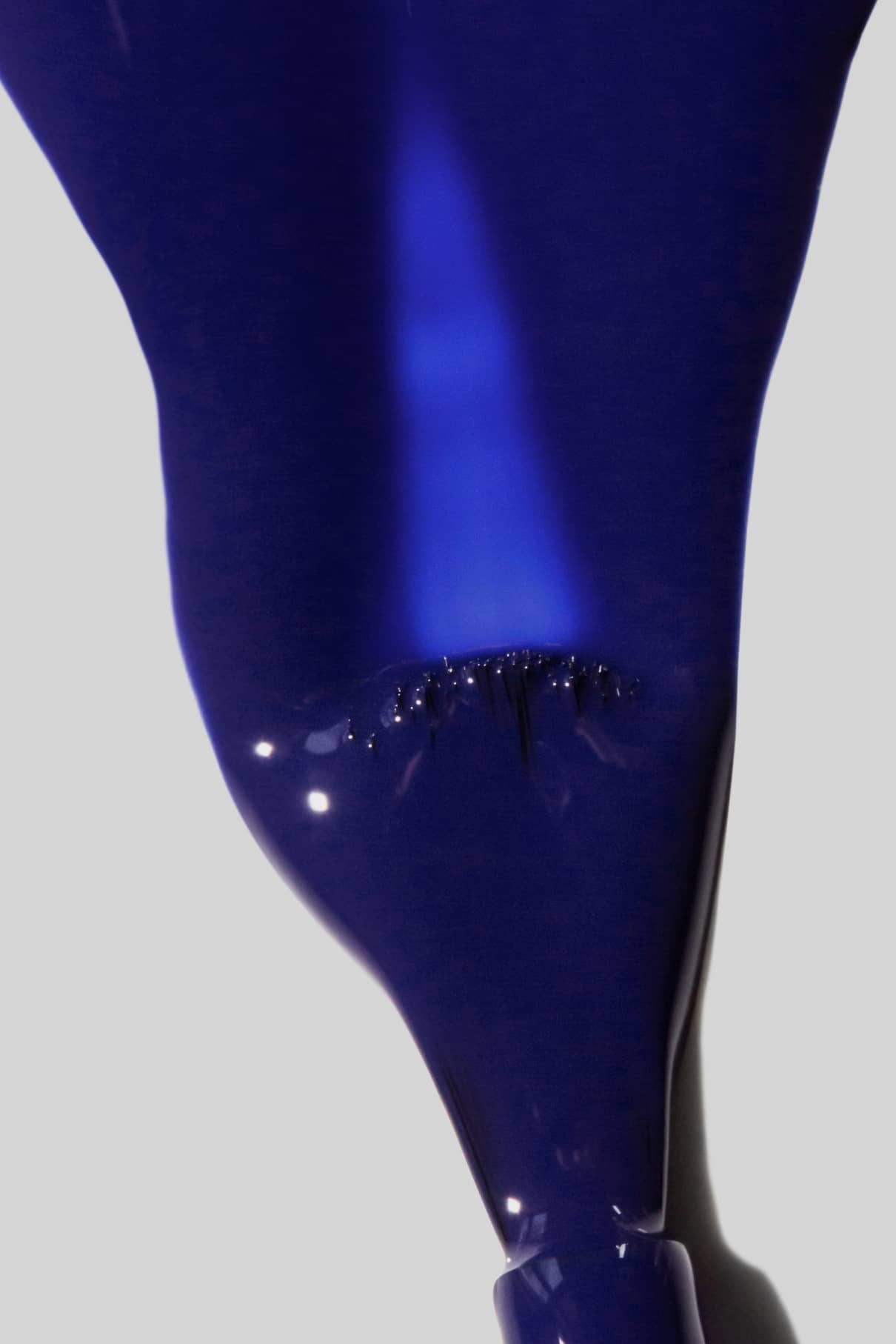 Eine Nahaufnahme von Gitti Nr. 108, einer glänzenden, intensiv blauen Flüssigkeit mit sichtbaren Blasen und Textur, vor einem schlichten hellgrauen Hintergrund.