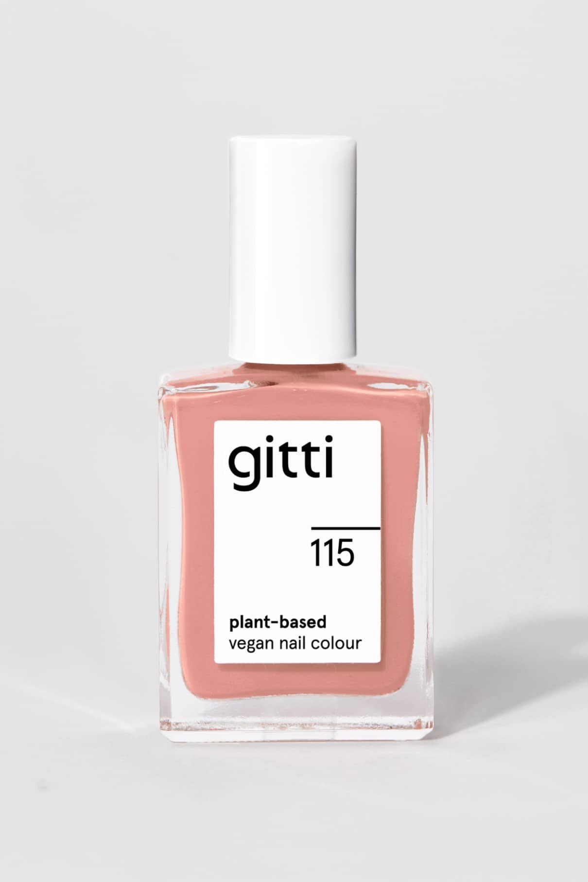 Eine Flasche von gitti no. 115, eine vegane Nagelfarbe auf pflanzlicher Basis in hellem Beige-Braun, wird in einer quadratischen Glasflasche mit weißem Verschluss und minimalistischem Etikett geliefert.