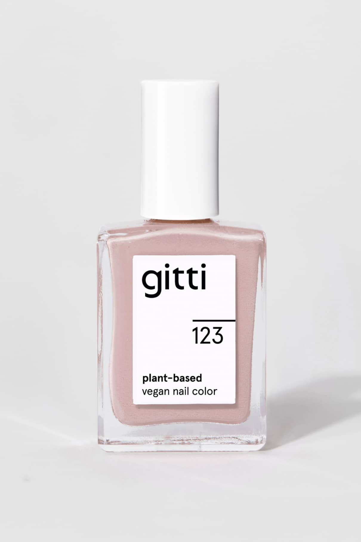 Eine Flasche von gitti no. 123, eine pflanzliche, vegane Nagelfarbe in pastellfarbenem Lavendel mit weißer Kappe, ist vor einem hellgrauen Hintergrund abgebildet.
