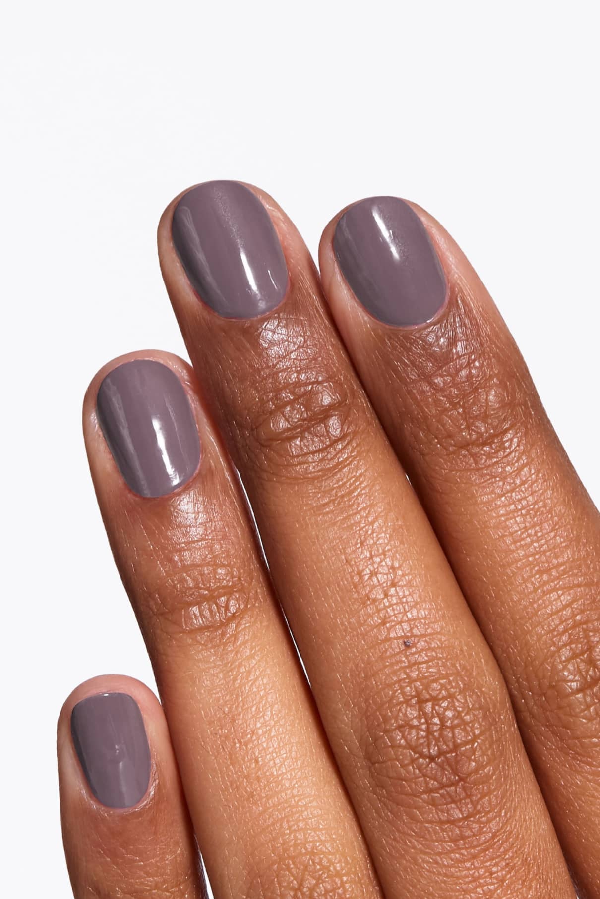 Eine Hand mit kurzen, sauber manikürten Nägeln, die in einem eleganten, glänzenden Farbton von gitti no. 129 Nagellack lackiert.