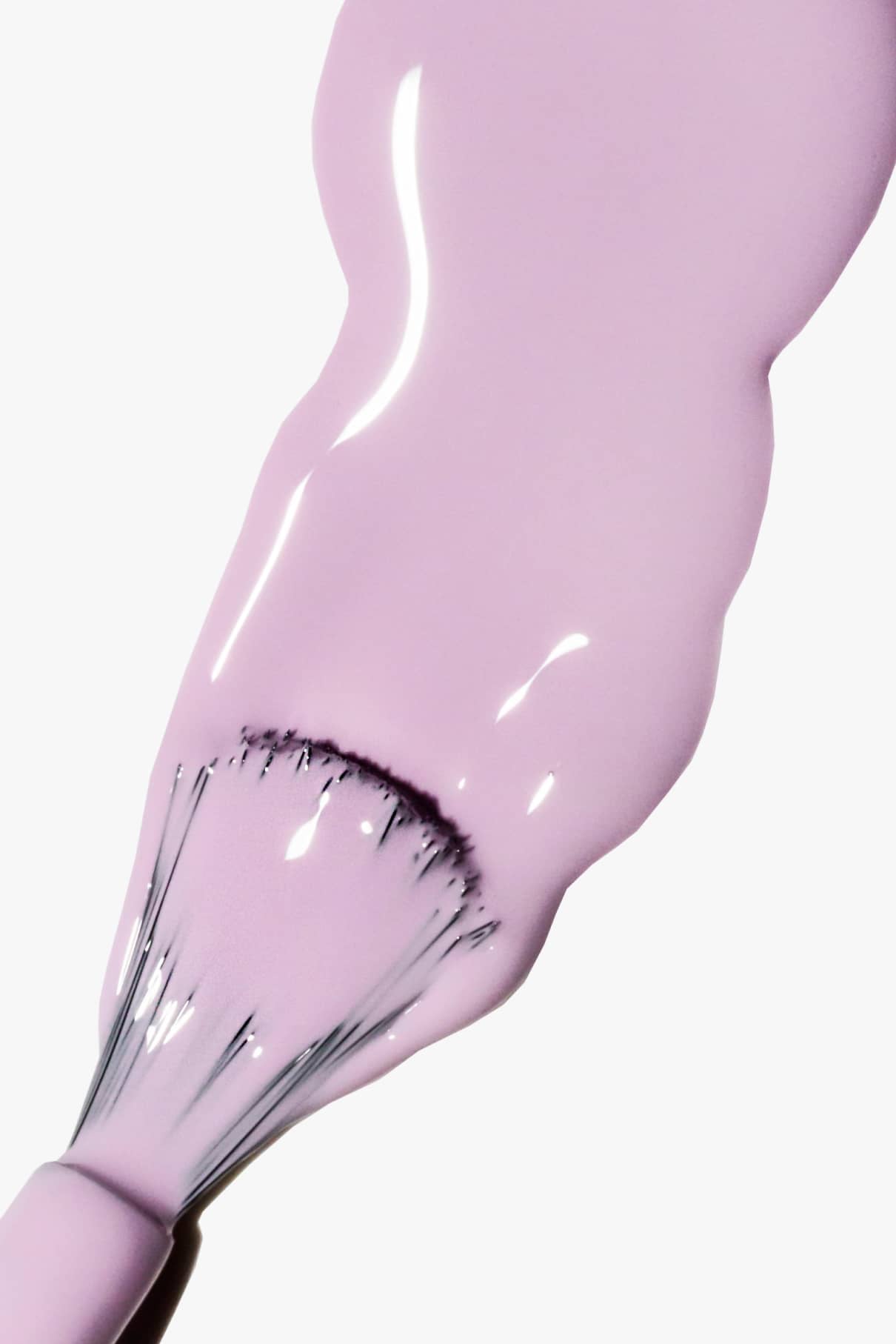 Eine Nahaufnahme eines Pinsels, der mit dem glänzenden Nagellack gitti no. 132 pastelllila Nagellack vor weißem Hintergrund.