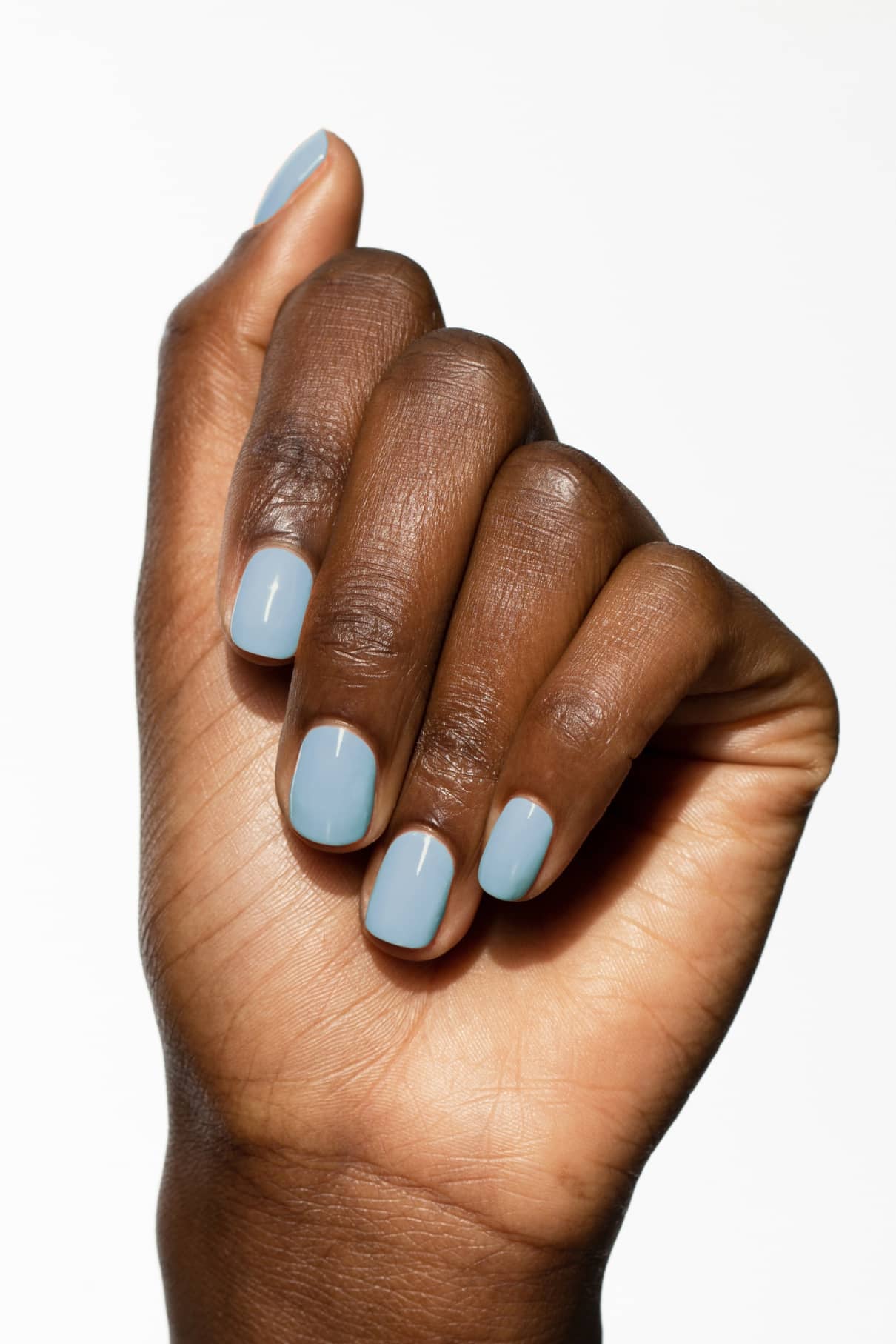 Eine Hand mit gitti no. 138 Nagellack auf kurzen, sauber manikürten Nägeln vor einem schlichten weißen Hintergrund.