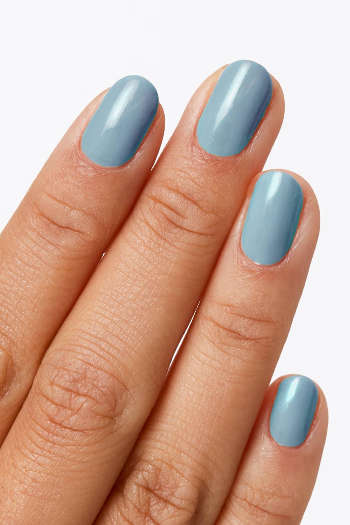 Nahaufnahme einer Hand mit sauber manikürten Nägeln, die in dem glänzenden, kühlen Blauton gitti no. 138, der an helles Denim erinnert.