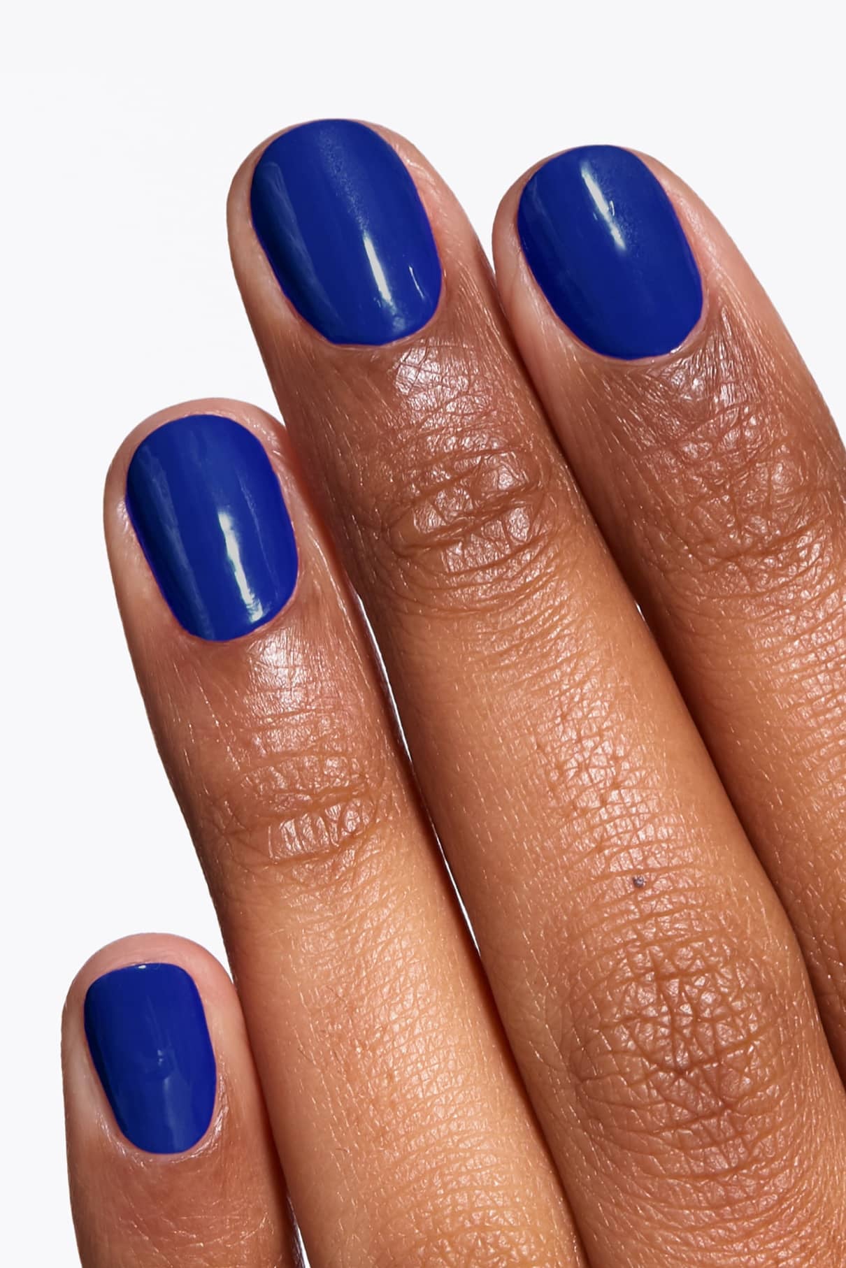 Eine Hand mit mittelbraunem Hautton zeigt vier Finger, die jeweils mit kurzen Nägeln in gitti no. 141 für einen glänzenden, lebendigen Look.