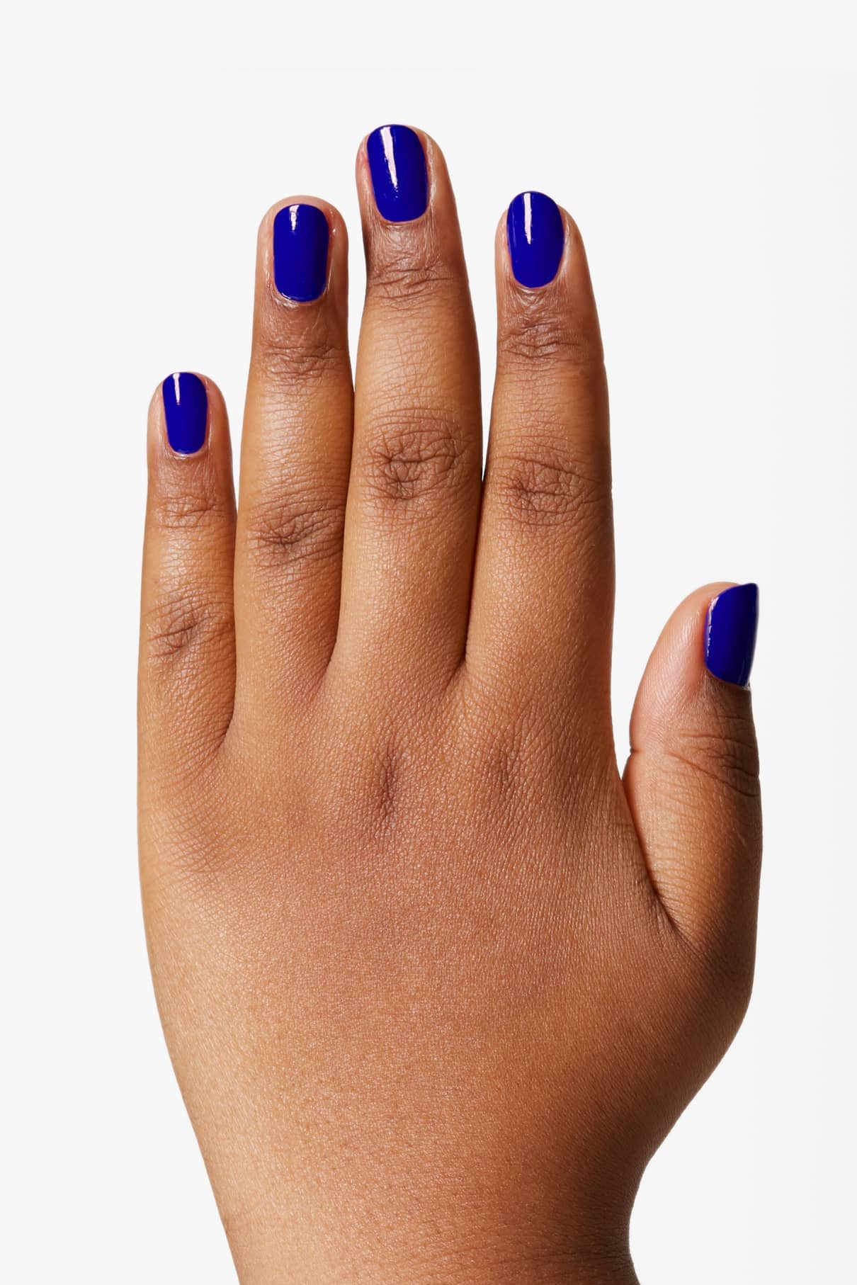 Eine Hand mit dunklem Hautton zeigt Nägel, die mit gitti no. 141, einem kräftigen blauen Nagellack, vor einem schlichten weißen Hintergrund.
