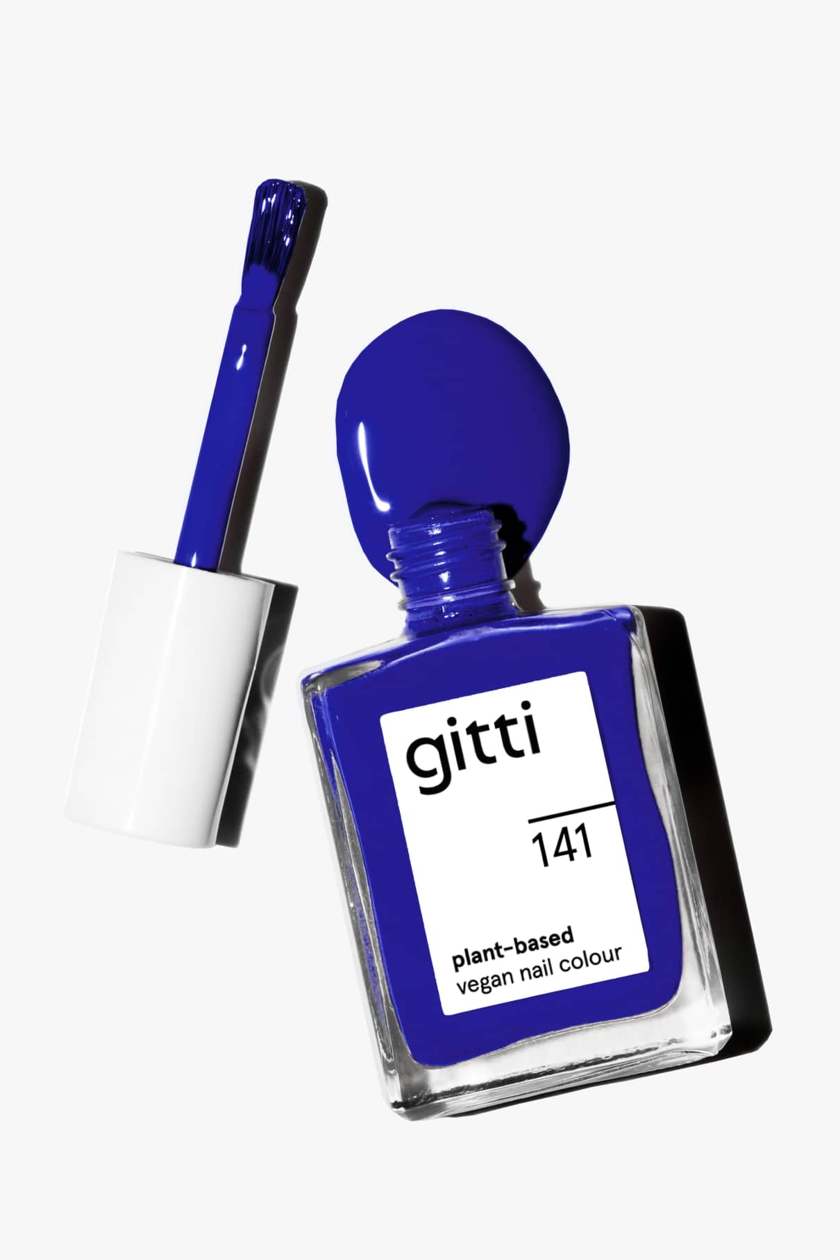 Eine Flasche von gitti no. 141, einem pflanzlichen, veganen Nagellack namens Intensives Blau, ist mit dem daneben liegenden Pinselapplikator abgebildet.