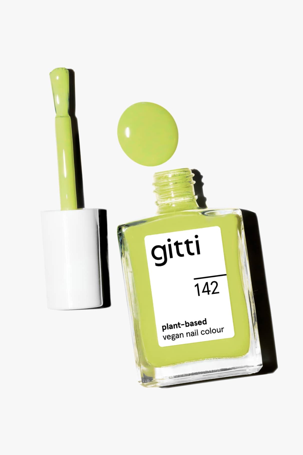 Eine Flasche gitti no. 142 pflanzlicher veganer Nagellack in frischem Gelbgrün, mit Kappe und Pinsel daneben und einem Tropfen des Lacks auf der Oberfläche.