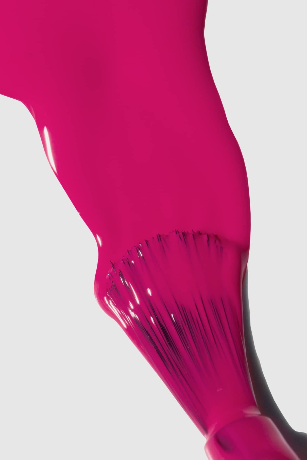 Ein Pinsel gleitet über eine weiße Oberfläche und trägt einen glatten, dicken Strich von gitti no. 143 für ein lebhaftes leuchtendes Pink.