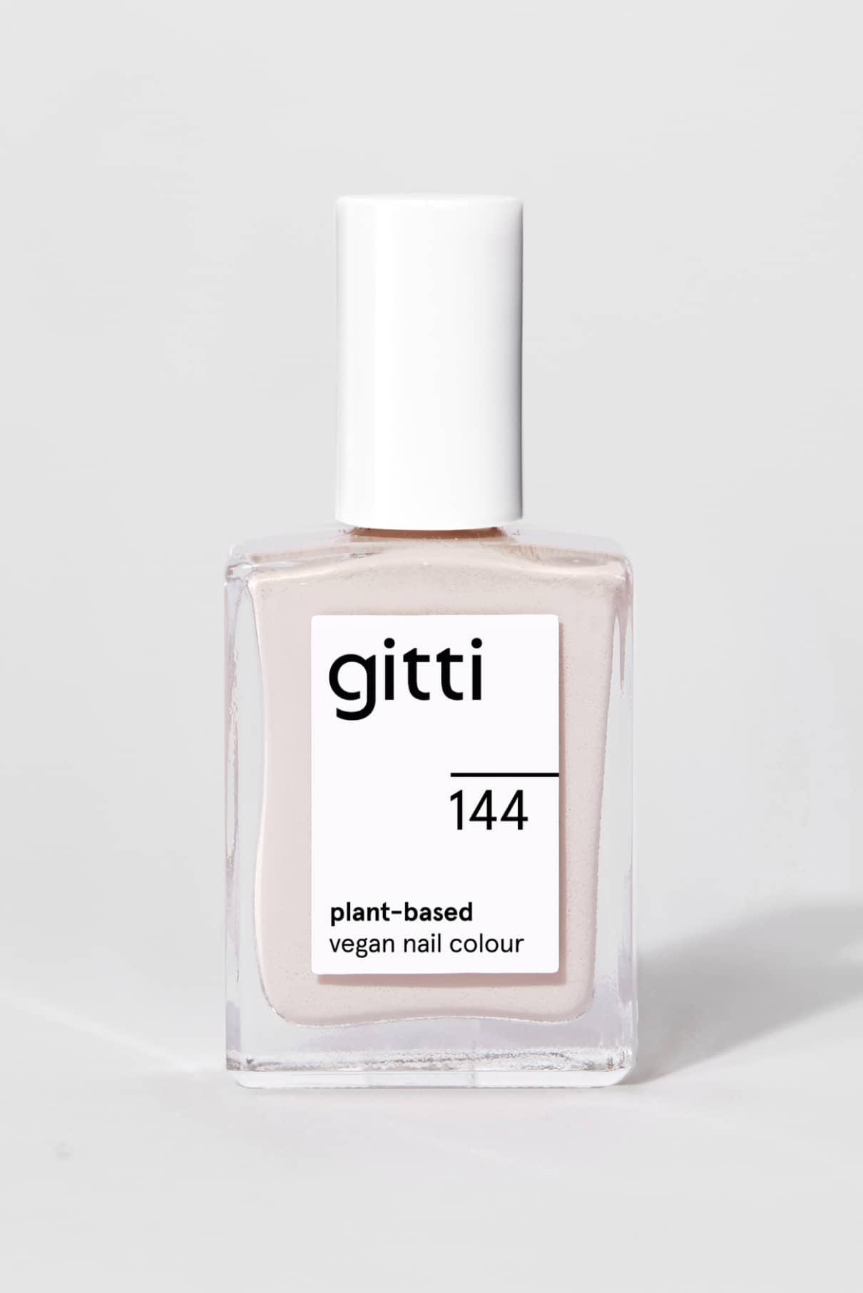 Eine Flasche gitti no. 144 pflanzliche vegane Nagelfarbe mit weißer Kappe im zeitlosen Grau, einem hellen beige-grauen Farbton.