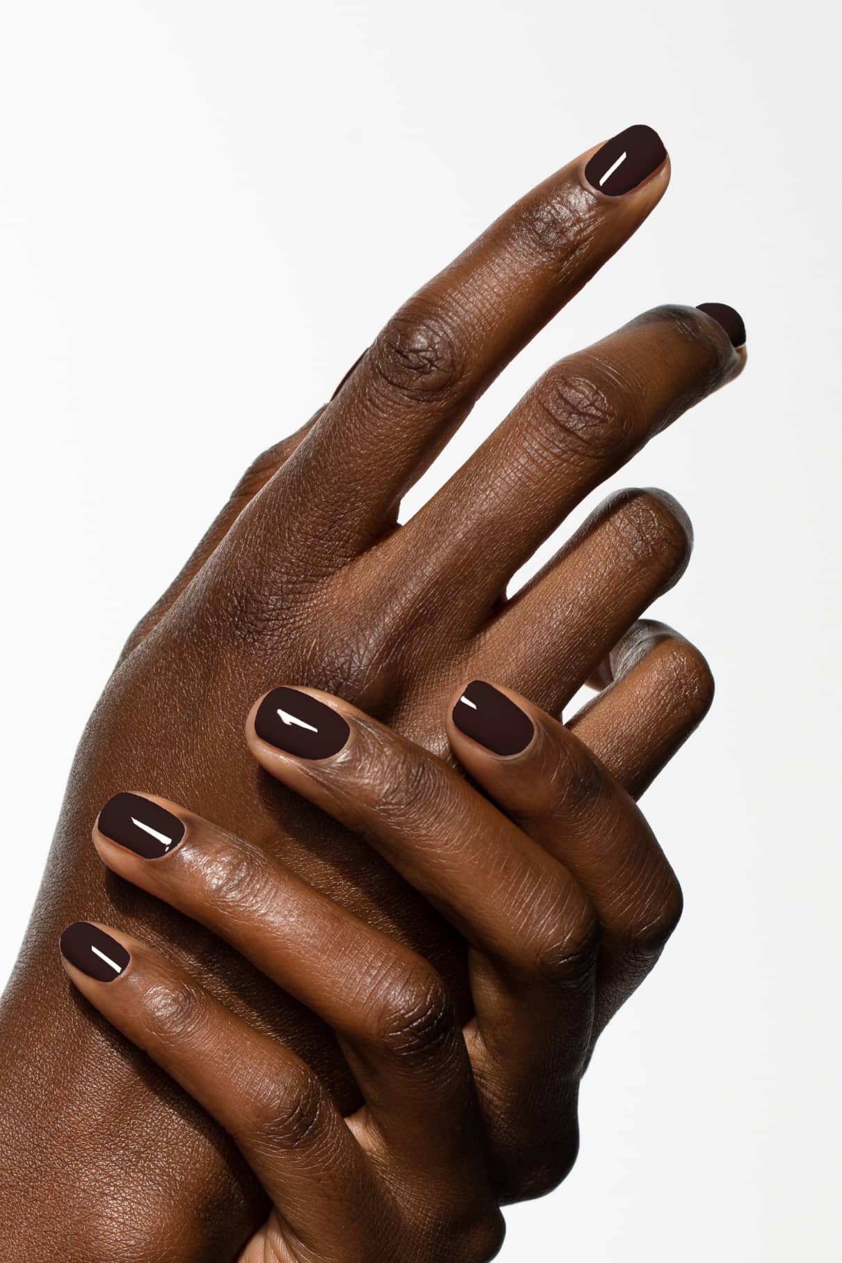 Zwei Hände mit gitti no. 148 Nagellack sind vor einem weißen Hintergrund abgebildet. Die Finger sind sanft ineinander verschlungen und zeigen sauber manikürte Nägel.