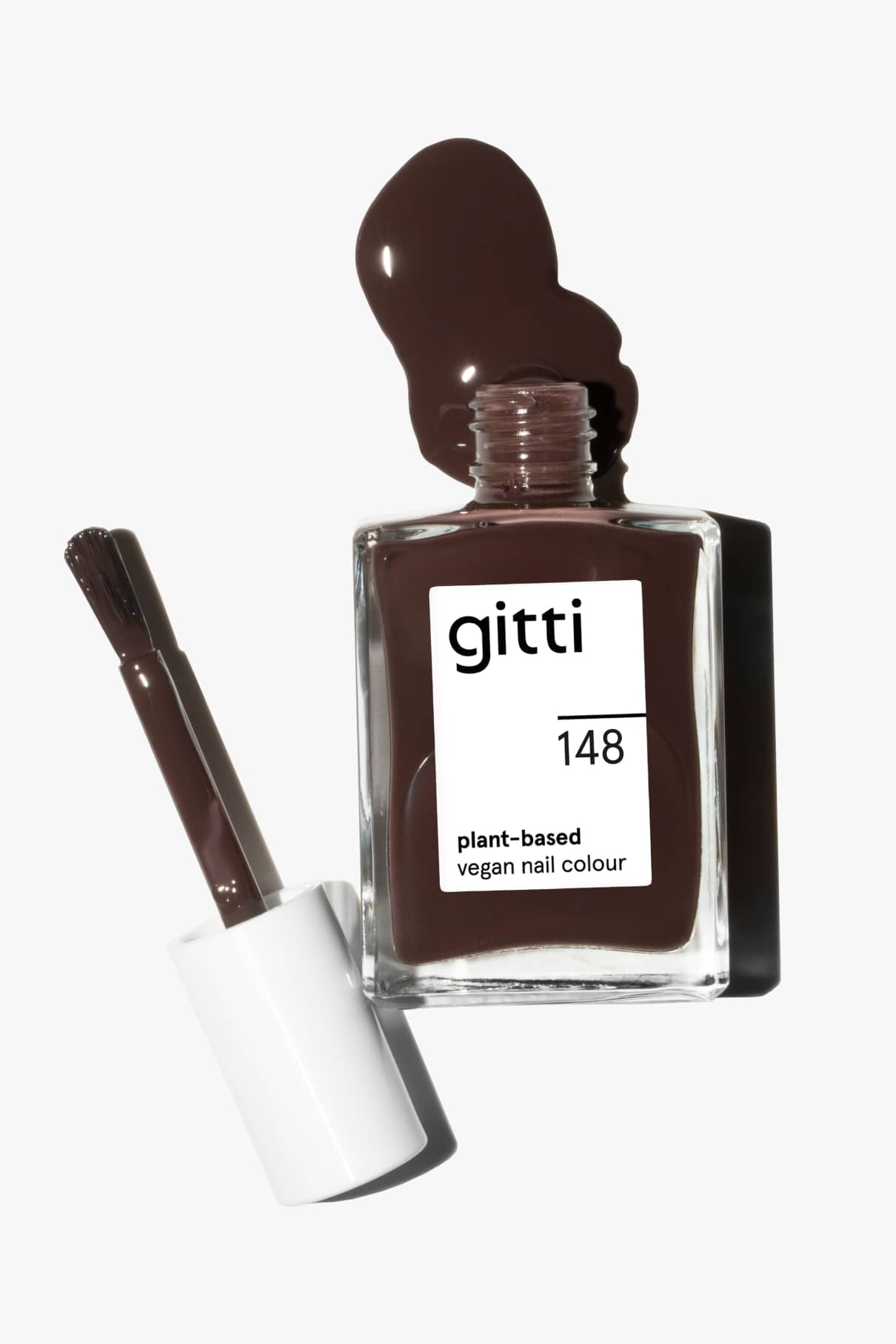 Eine Flasche gitti no. 148 pflanzlicher, veganer Nagellack mit abgenommener Kappe, aus der brauner Nagellack austritt.