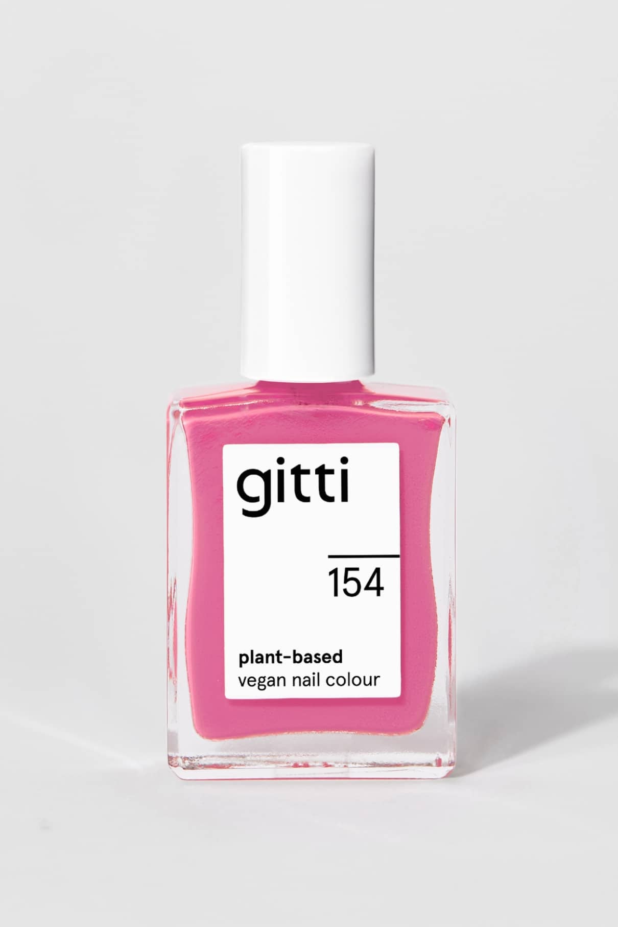 Eine Flasche gitti no. 154 pflanzliche vegane Nagelfarbe mit weißem Etikett und weißer Kappe, gefüllt mit warmem Rosa-Lack, einem leuchtenden Rosaton, der sich schön abhebt.