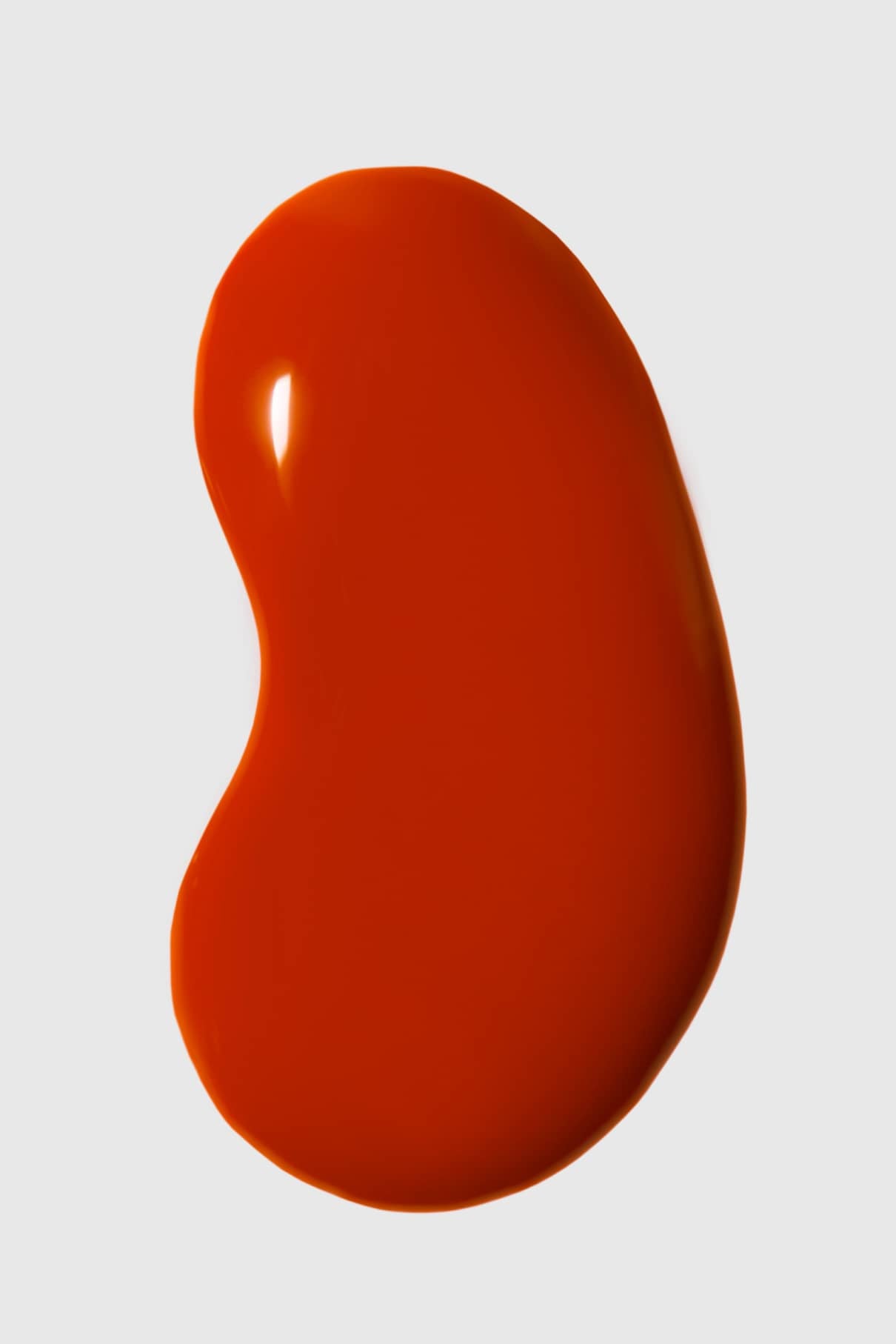 Ein Spritzer Gitti Nr. 178, eine dicke, warme, rot-orangefarbene (orangerot) bohnenförmige Sauce, auf einem schlichten weißen Hintergrund.