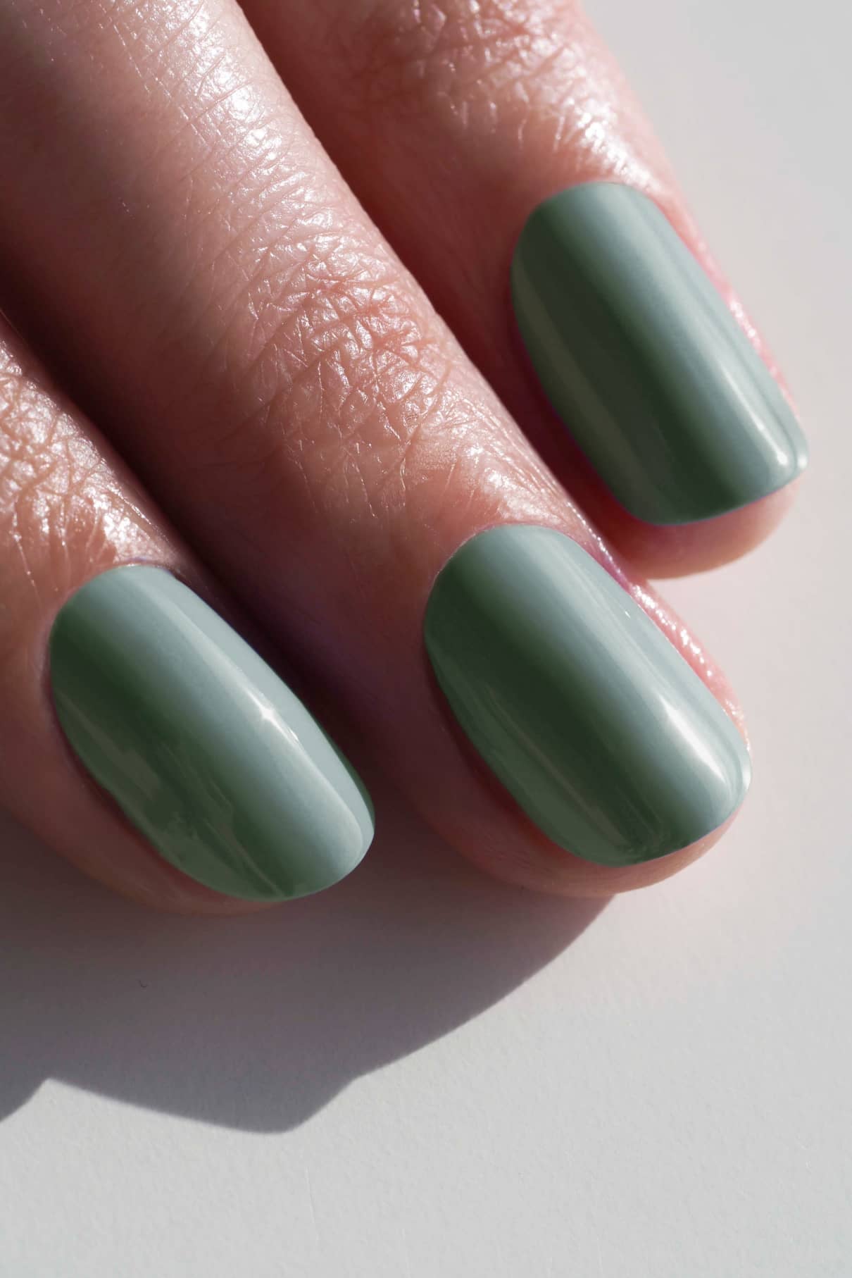 Nahaufnahme einer Hand mit kurzen, sauber manikürten Nägeln, lackiert in glänzendem Gitti No. 188, einem echten Community-Favorit-Farbton.