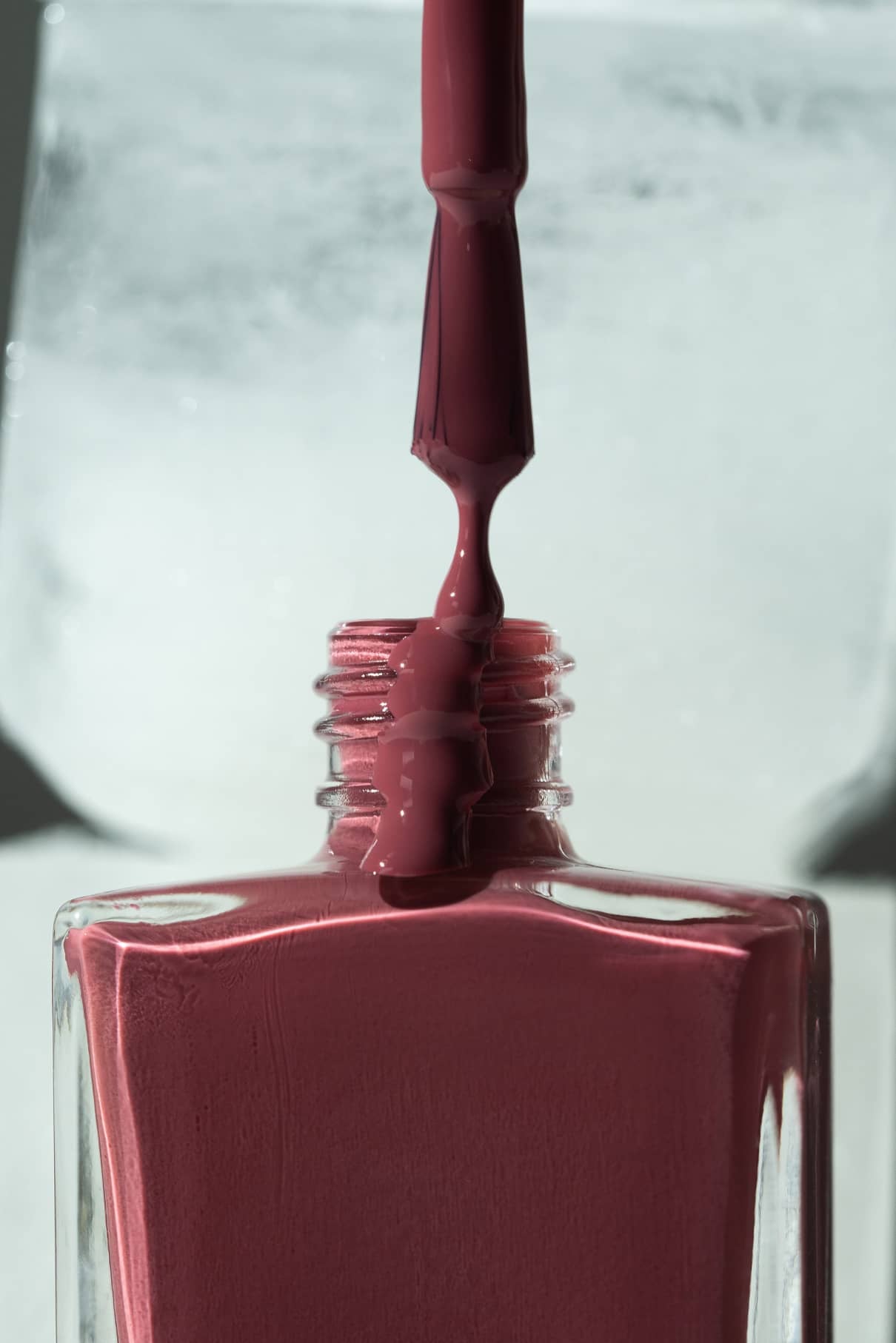 Nahaufnahme einer Flasche gitti no. 191 Nagellack, wobei der Pinselapplikator herausgezogen wird und der Glanz des Lacks auf dem Pinsel zu sehen ist.