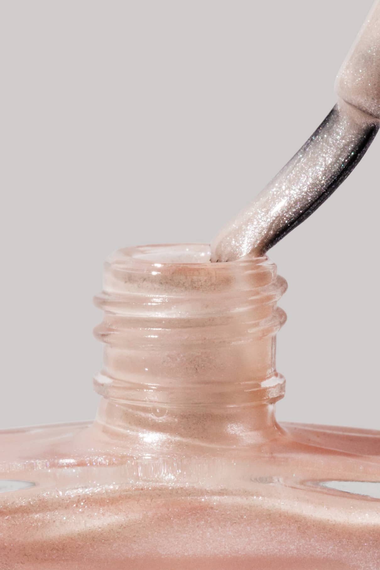 Eine Nahaufnahme eines Nagellackpinsels, der in die Flasche von gitti no. 206 eintaucht und diesen Bestseller in seiner schimmernden Variante hervorhebt.