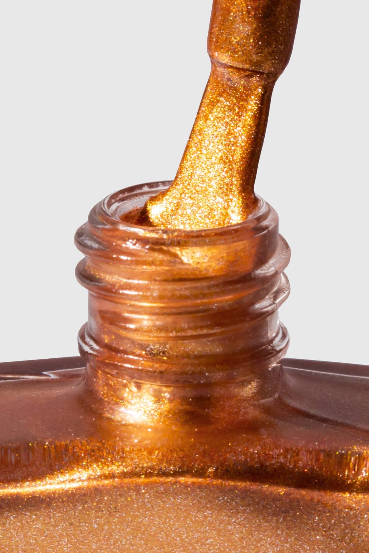Nahaufnahme eines Pinsels, der in gitti no. 302, der den metallischen Goldton mit schimmernder Metallic-Bronzeton-Textur und glänzendem Finish zeigt.