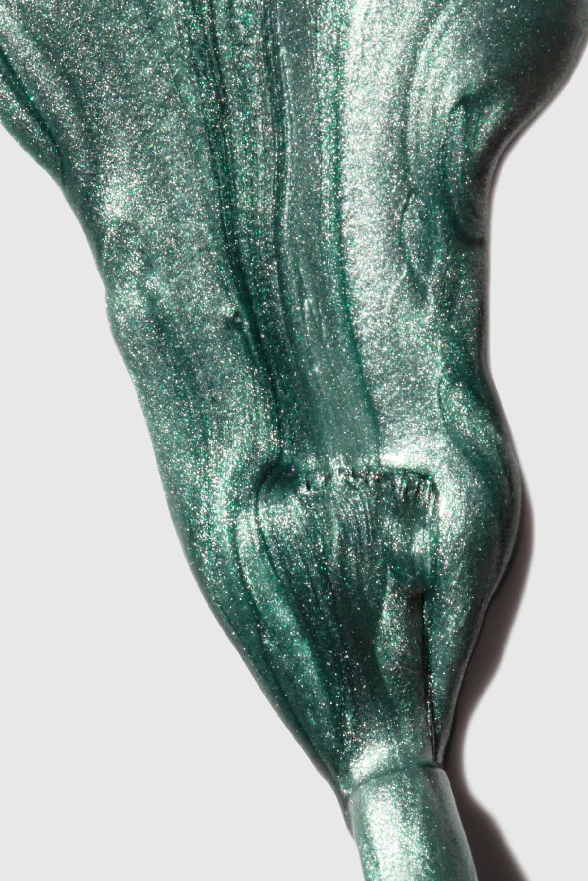 Nahaufnahme von gitti no. 305, ein metallisch grün schimmernder Nagellack in ruhigem Ton, elegant auf eine weiße Fläche aufgetragen.