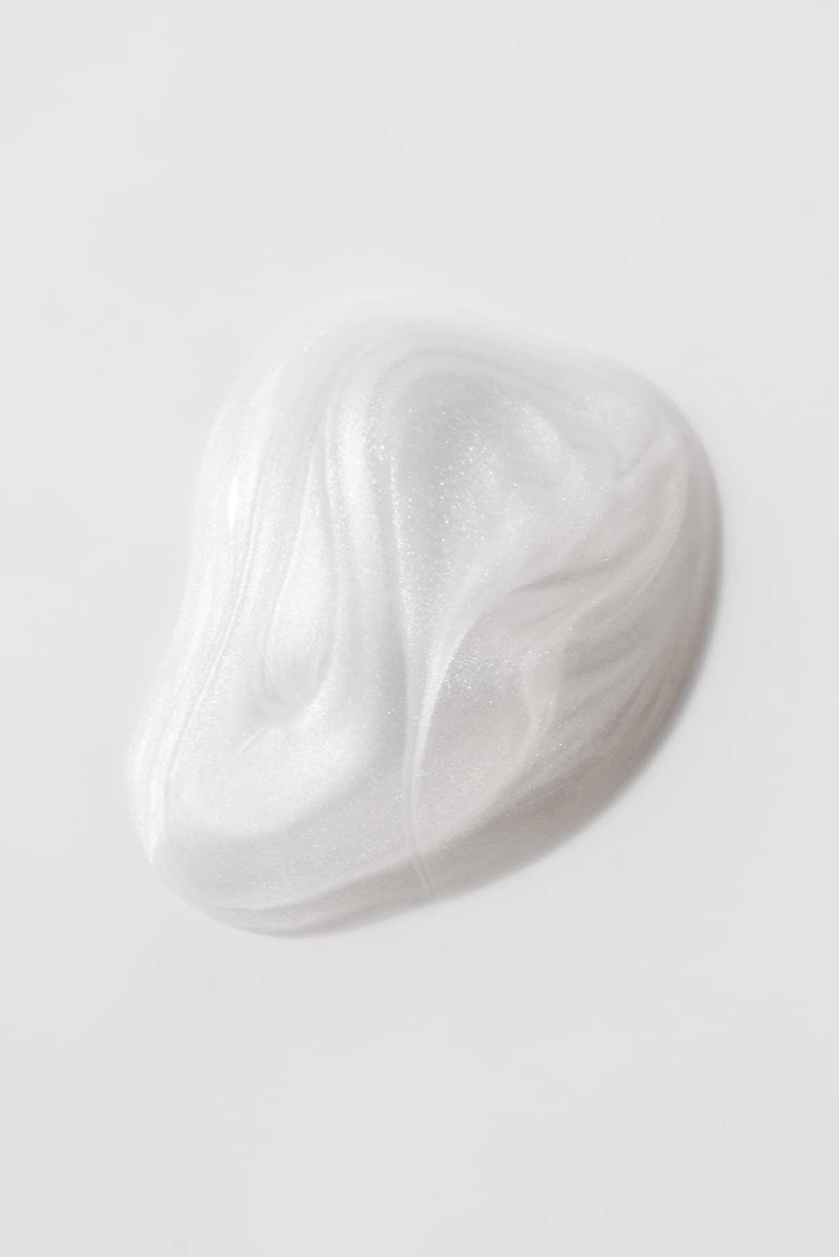 PlantPRO Glasur Top Coat: Schimmernde weiße Creme oder Gel mit einer glatten, gewirbelten Textur auf einem unifarbenen weißen Hintergrund - perfekt für ein schimmerndes Finish oder als glasierender Top Coat für schöne Gel-Nägel.